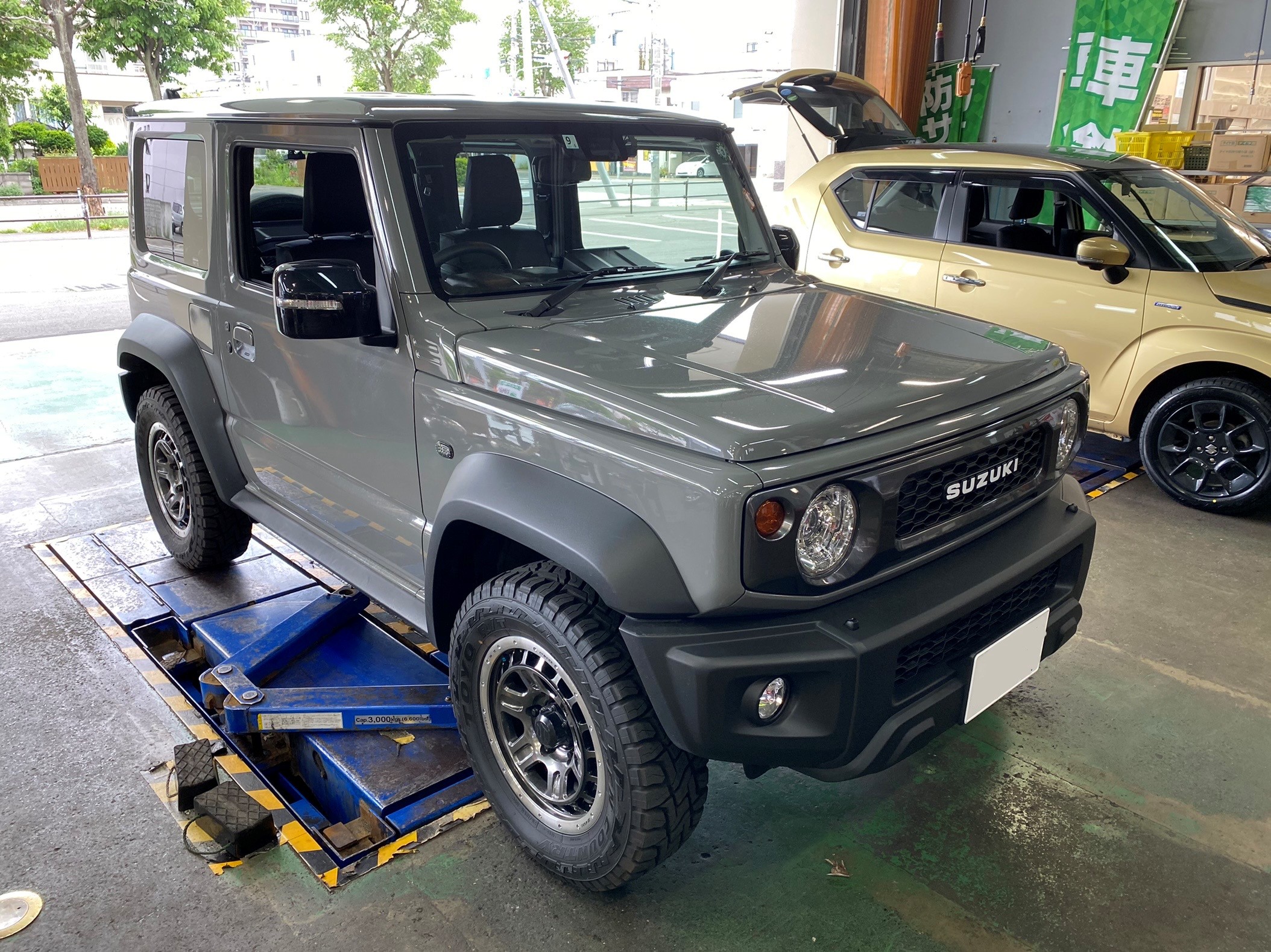スズキ ジムニーシエラ(JB74W)のリフトアップと4輪アライメント