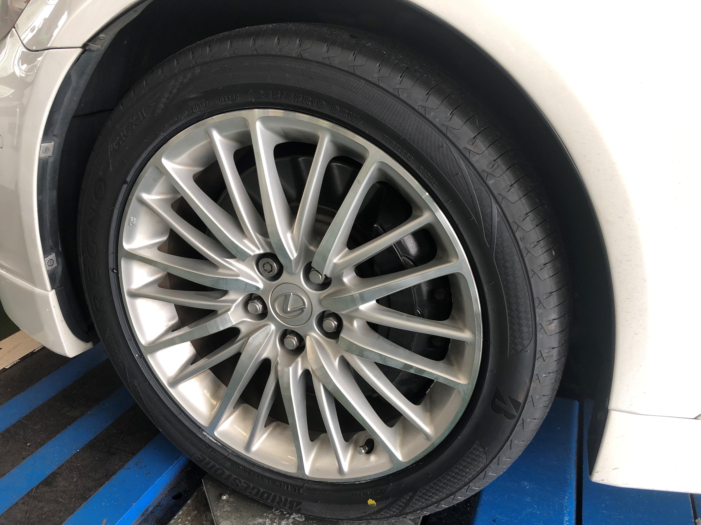 レクサスls460 タイヤ交換 アライメント調整 レクサス Ls タイヤ タイヤ ホイール関連 4輪トータルアライメント調整 サービス事例 タイヤ館 多摩境 タイヤからはじまる トータルカーメンテナンス タイヤ館グループ