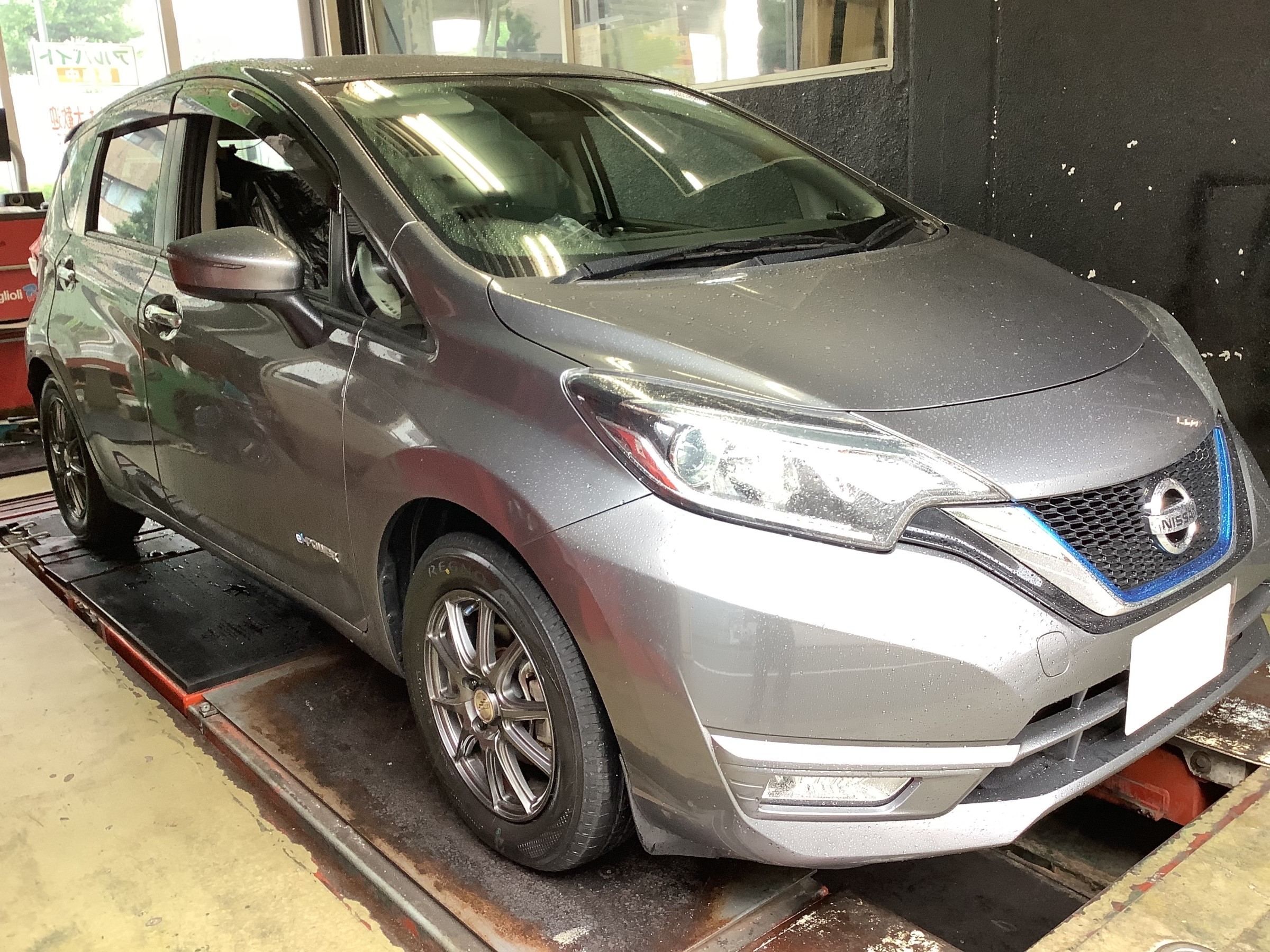 日産 ノート Eパワー タイヤ交換 アライメント 日産 ノートe Power タイヤ タイヤ ホイール関連 タイヤ ホイール交換 サービス事例 タイヤ館 パドック２４６ 東京都のタイヤ カー用品ショップ タイヤからはじまる トータルカーメンテナンス タイヤ館グループ