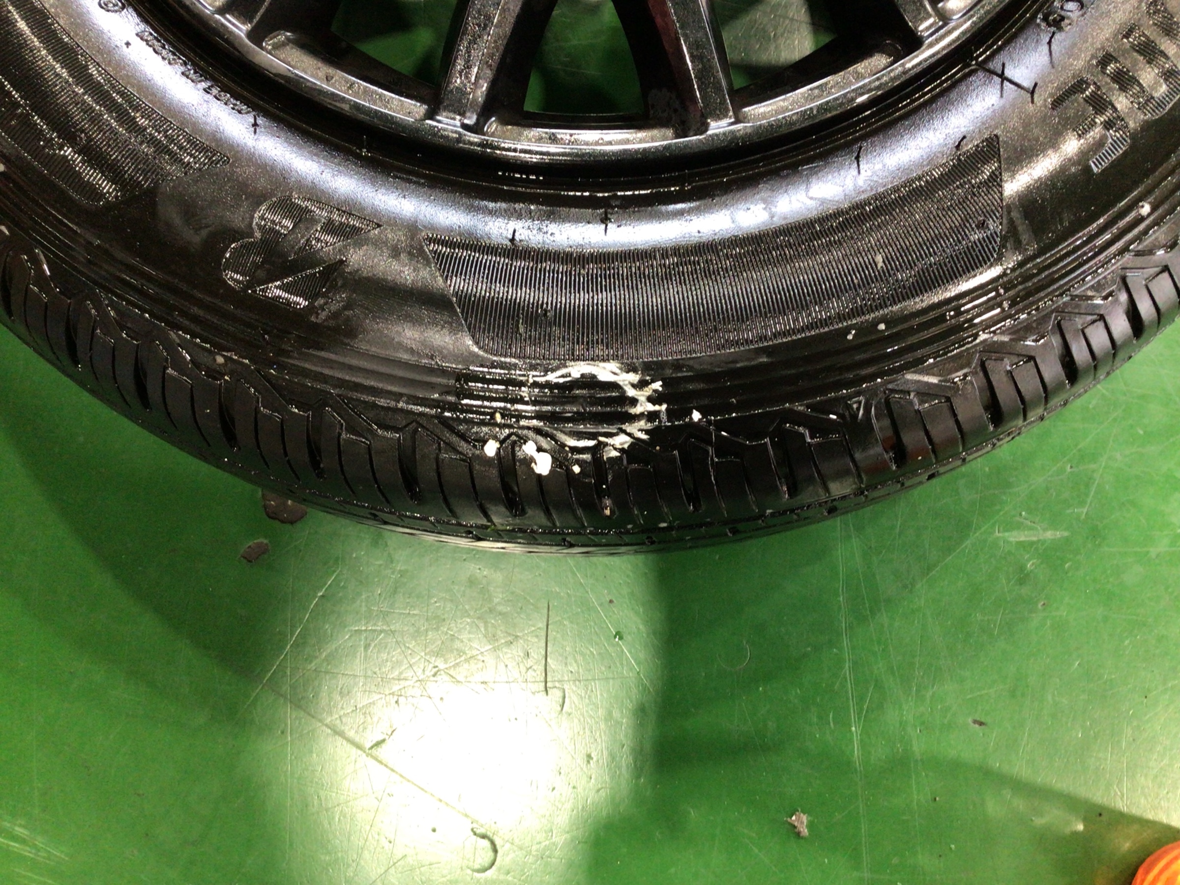 パンク点検からの交換 サービス事例 タイヤ館 草加インター タイヤからはじまる トータルカーメンテナンス タイヤ館グループ