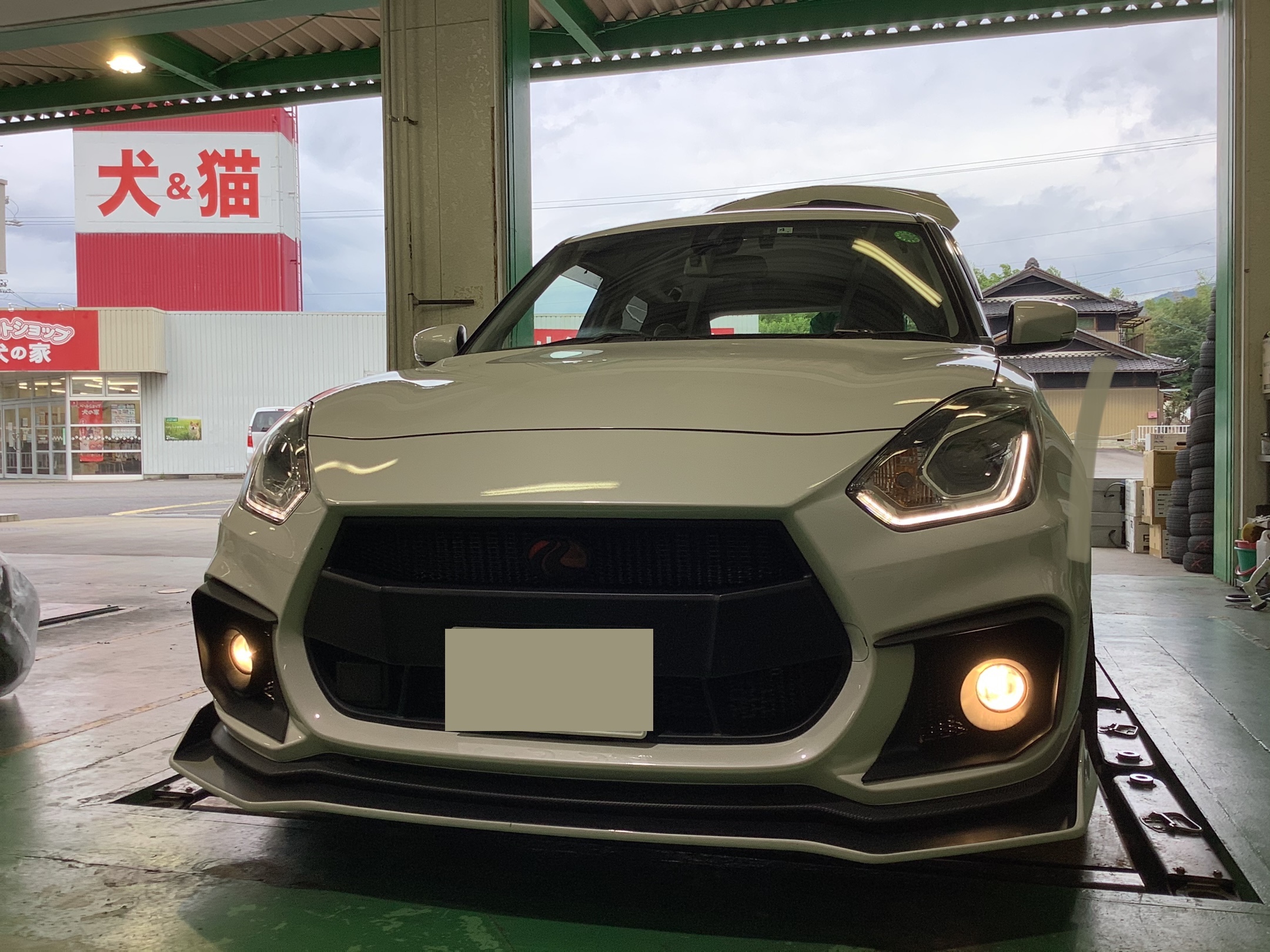 Zc33 スイフトスポーツ フォグライトバルブ交換 スズキ スイフト スポーツ その他 パーツ取付 各種用品取付 作業紹介 タイヤ館 金沢西 石川県 福井県のタイヤ カー用品ショップ タイヤからはじまる トータルカーメンテナンス タイヤ館グループ