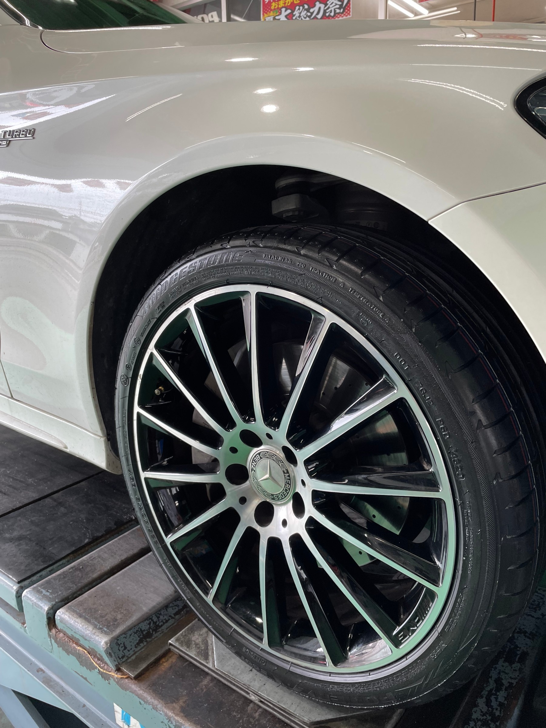 輸入車編 ベンツのタイヤ交換もしています サービス事例 タイヤ館 西脇 兵庫県のタイヤ カー用品ショップ タイヤからはじまる トータルカーメンテナンス タイヤ館グループ