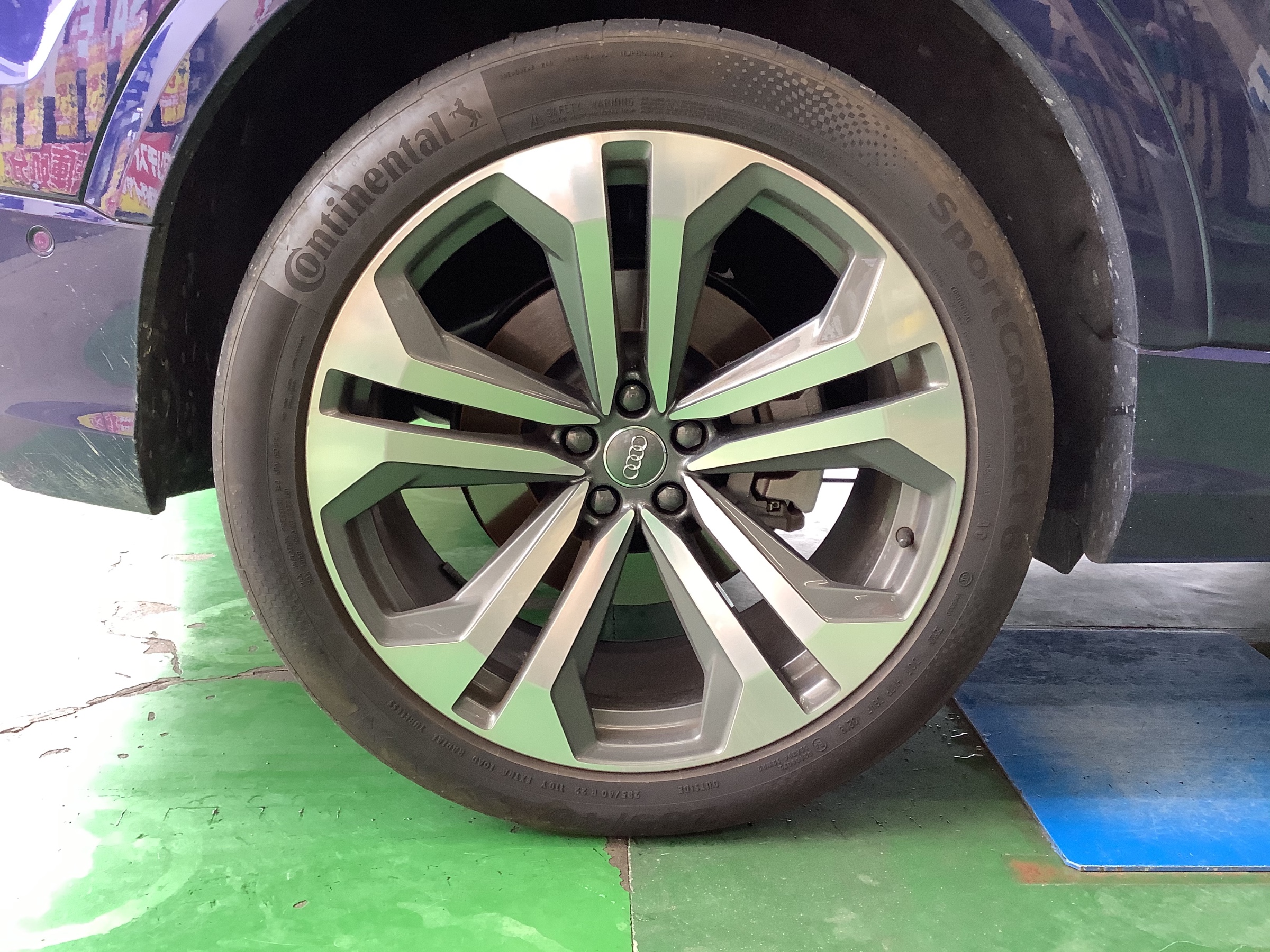 アウディ　Audi Q8 22インチホイールセット 285/40R22 Audi Q8 22inch ホイール （アウディ Q8 285/40R22 タイヤ交換