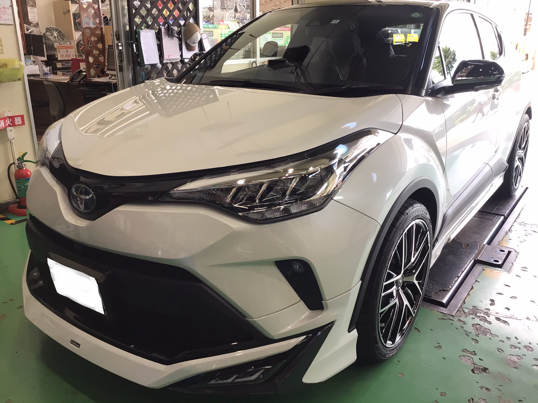 TOYOTAのC-HRのダウンサス交換作業 | 店舗おススメ情報 | タイヤ館 