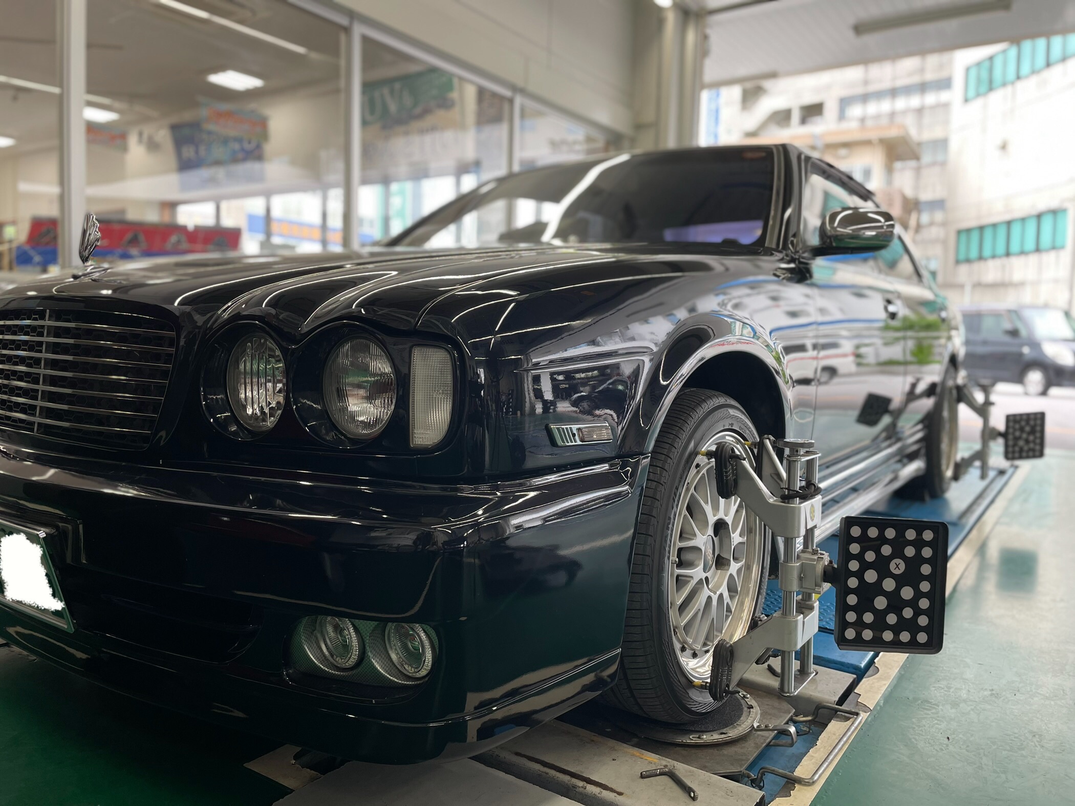 Y32セドリック アライメント調整 日産 セドリック スタッフ日記 タイヤ館 牧港