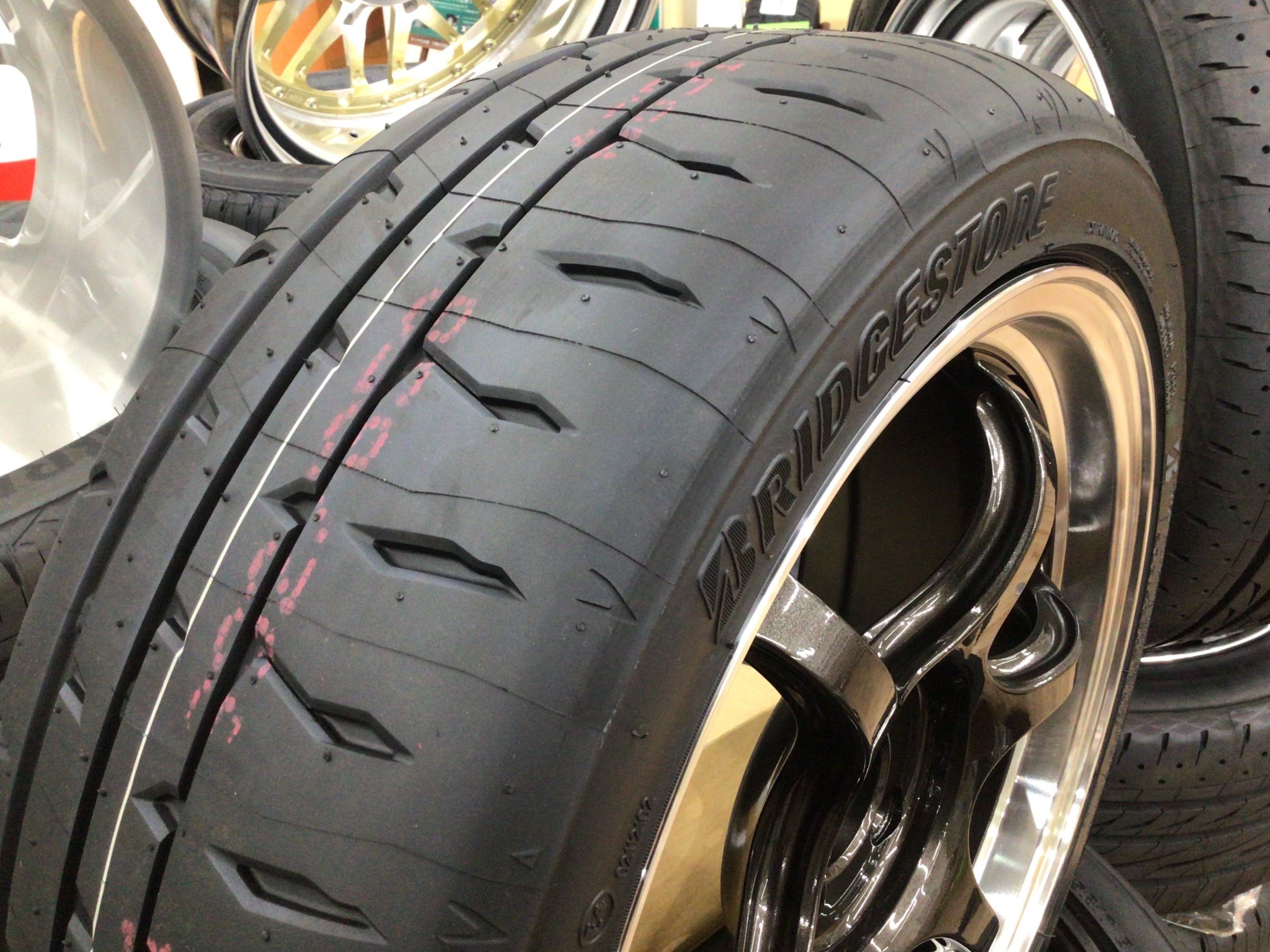 ハイグリップタイヤとスポーツホイールは絵になりますね ホイール 水戸けやき台店ブログ タイヤ館 水戸けやき台 茨城県のタイヤ カー用品ショップ タイヤからはじまる トータルカーメンテナンス タイヤ館グループ