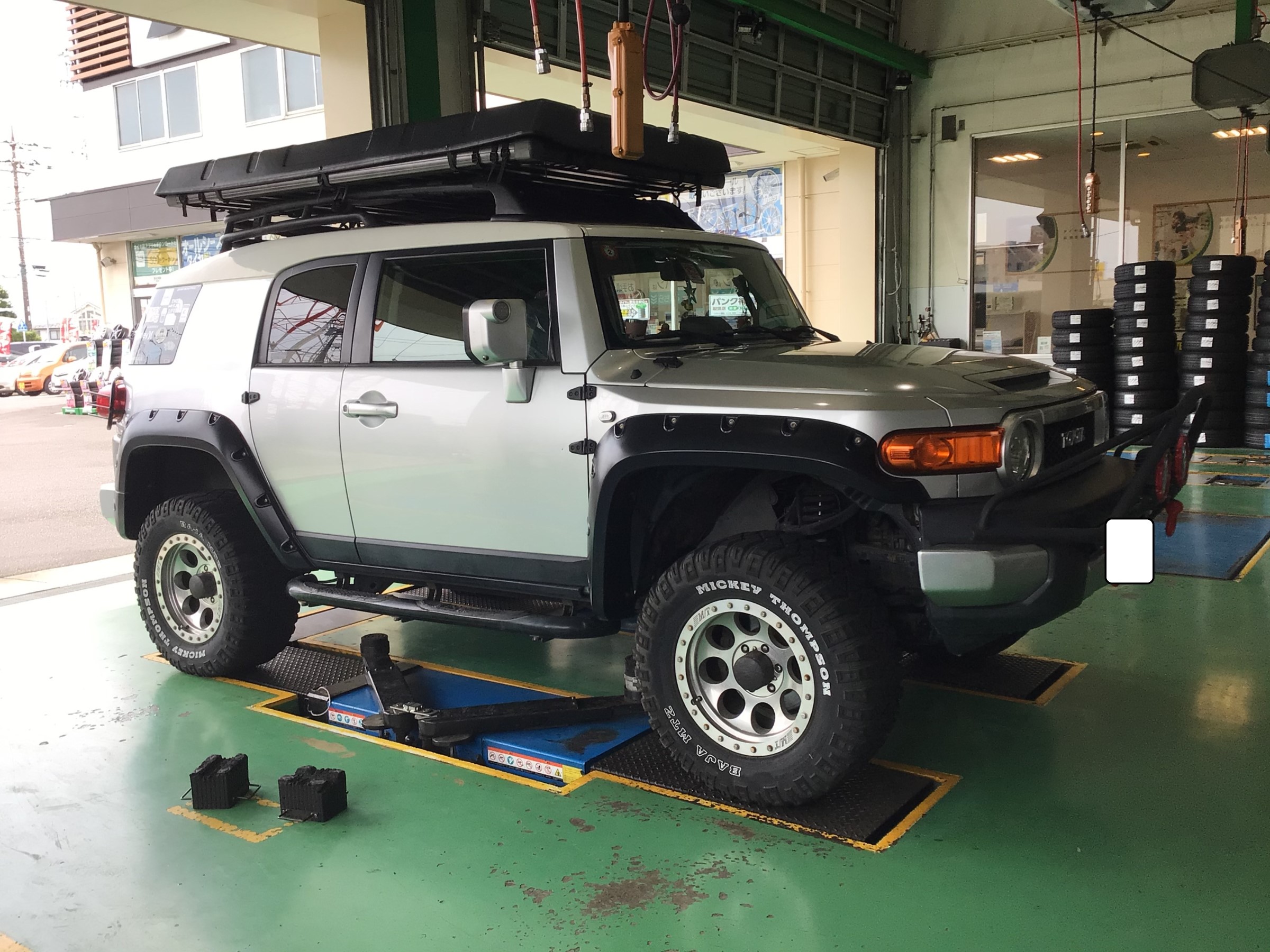 US FJクルーザー 33X12.5R17 タイヤ交換 トヨタ FJクルーザー タイヤ タイヤ・ホイール関連 > タイヤ・ホイール交換