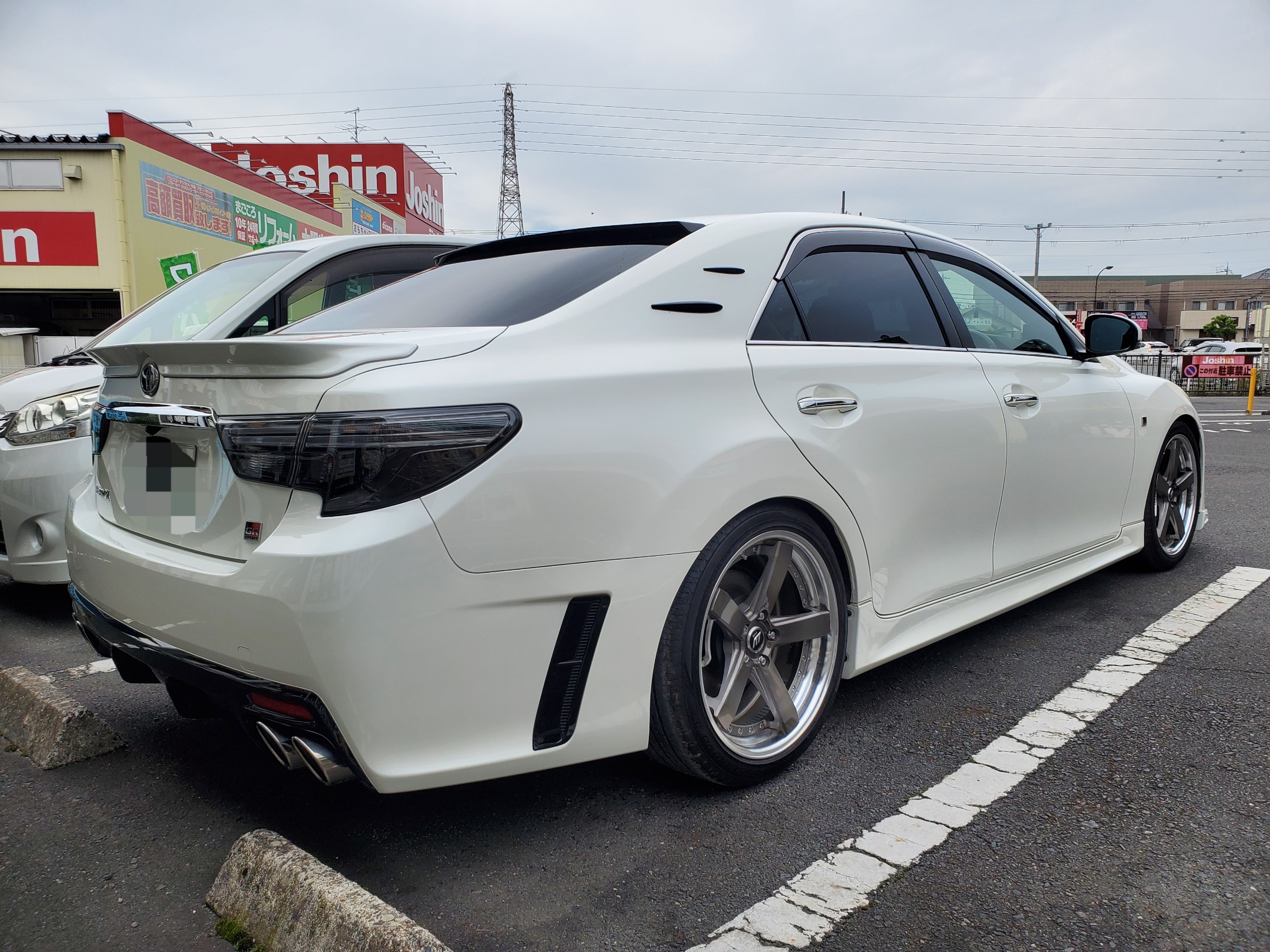 マークx Grスポーツ Trdトランクスポイラー取付 サービス事例 タイヤ館 甲賀 京都府 滋賀県のタイヤからはじまる トータルカーメンテナンス タイヤ館グループ