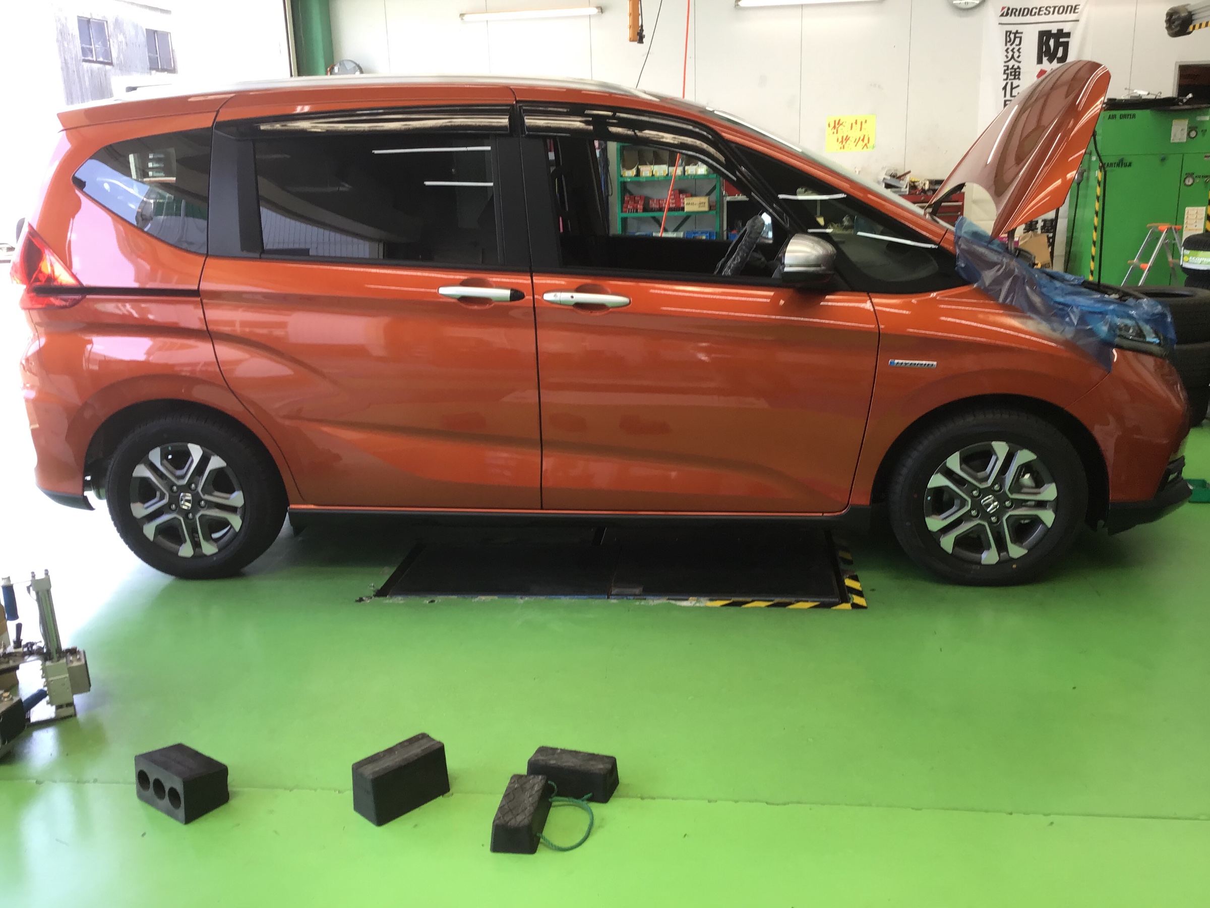 フリードハイブリッド LEONIS MX と TEIN ダウンサス取り付け | 店舗お