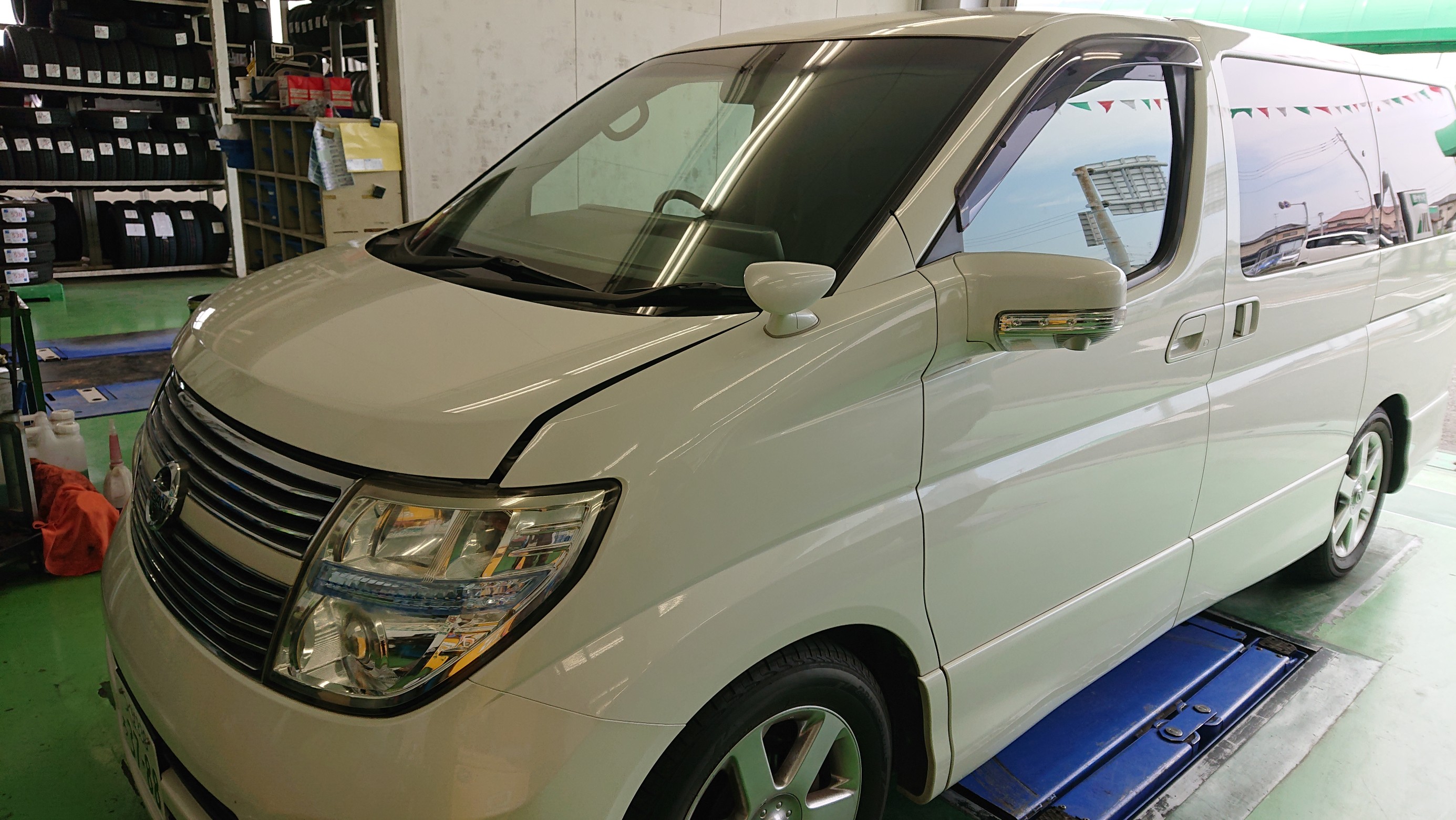 ニッサン エルグランド E51 ショックアブソーバーの交換で 足元リフレッシュ 日産 エルグランド その他 パーツ取付 サスペンション取付 サービス事例 タイヤ館 土浦北インター 茨城県のタイヤ カー用品ショップ タイヤからはじまる トータルカー