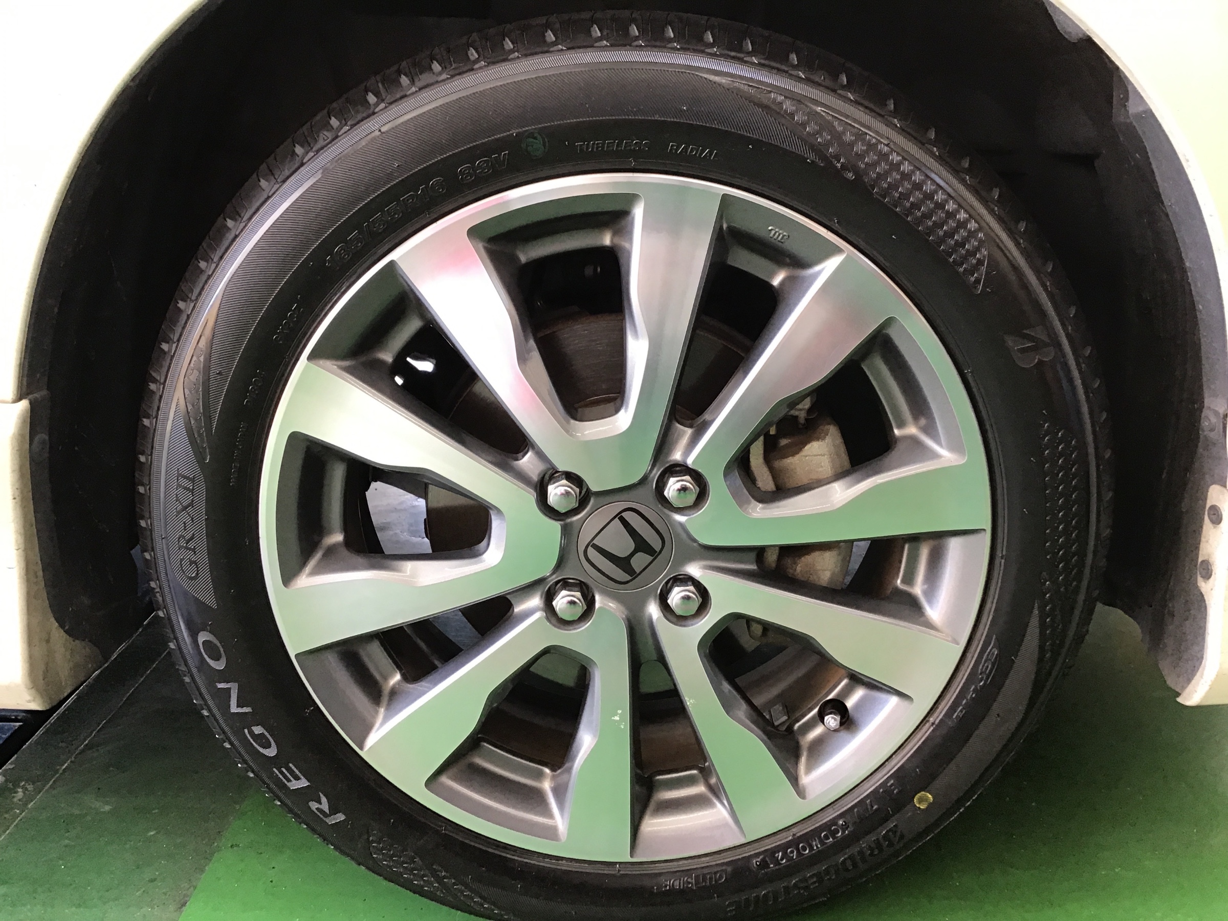 HONDA. フィットRS. 185/55R16 レグノGR-XⅡ タイヤ交換 | ホンダ