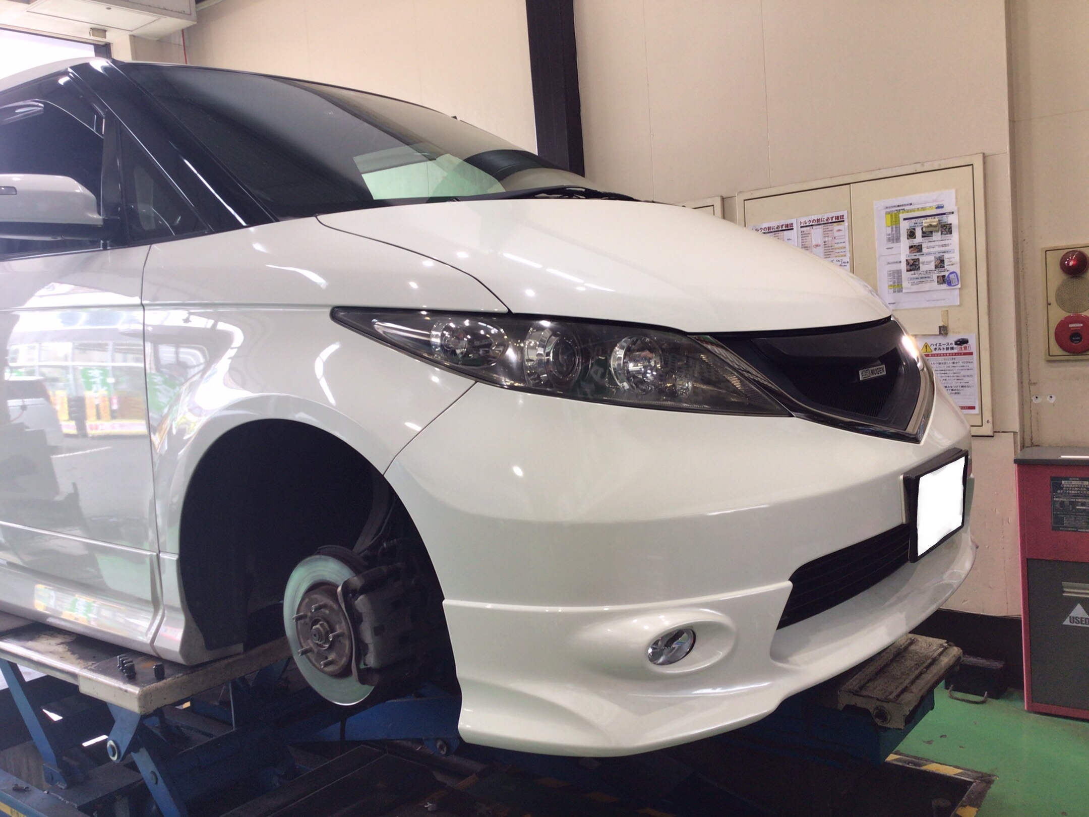 Hondaのエリシオンのタイヤ交換 アライメント調整 ホンダ エリシオン タイヤ ホイール関連 アライメント作業は予約制です サービス事例 タイヤ館 新座 タイヤからはじまる トータルカーメンテナンス タイヤ館グループ