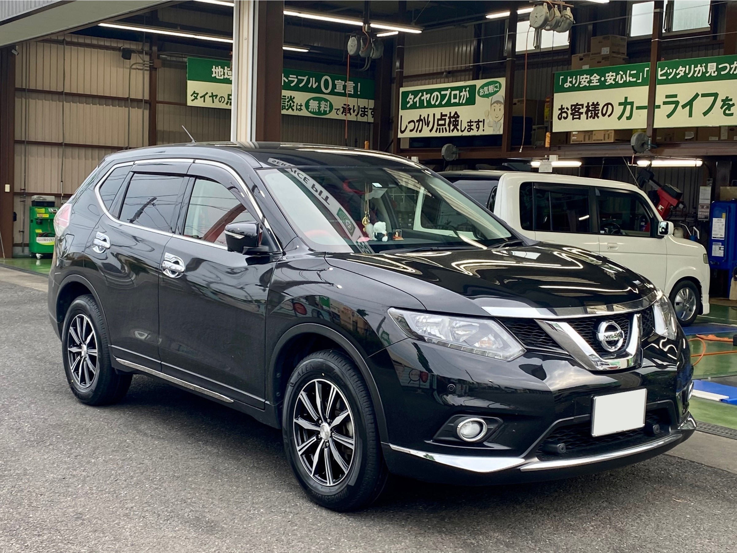 ニッサン・エクストレイル・NT32】タイヤホイールセット取付け | 店舗
