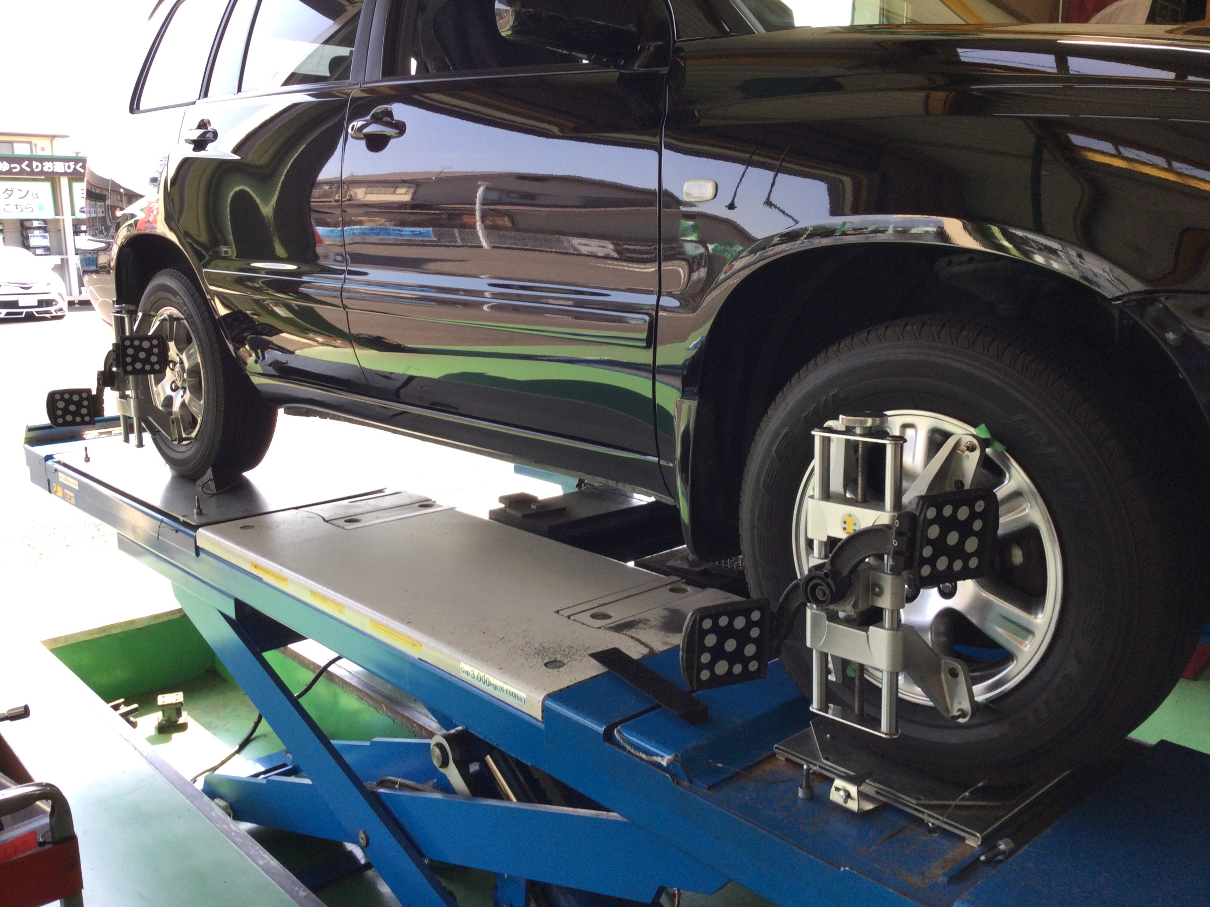 クルーガー アライメント調整です トヨタ クルーガー タイヤ ホイール関連 4輪トータルアライメント調整 取付 交換作業ご紹介 タイヤ館 和泉 タイヤからはじまる トータルカーメンテナンス タイヤ館グループ