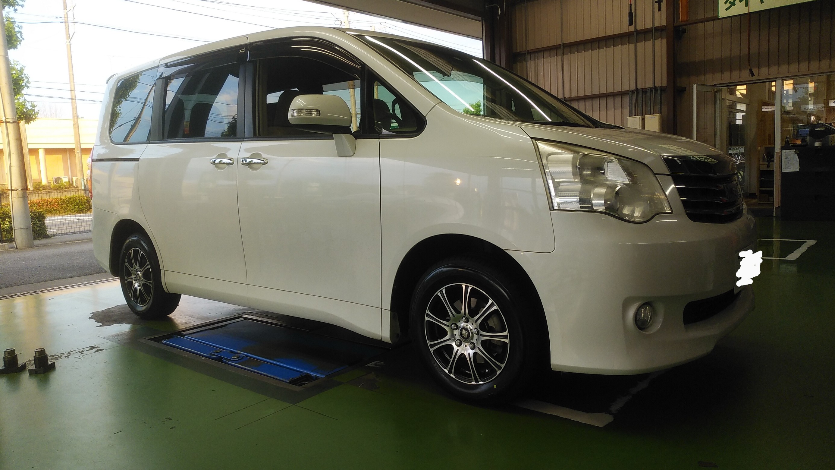 トヨタ ノア Zrr70g タイヤ交換 サービス事例 タイヤ館 うしく上柏田 茨城県のタイヤ カー用品ショップ タイヤからはじまる トータルカーメンテナンス タイヤ館グループ
