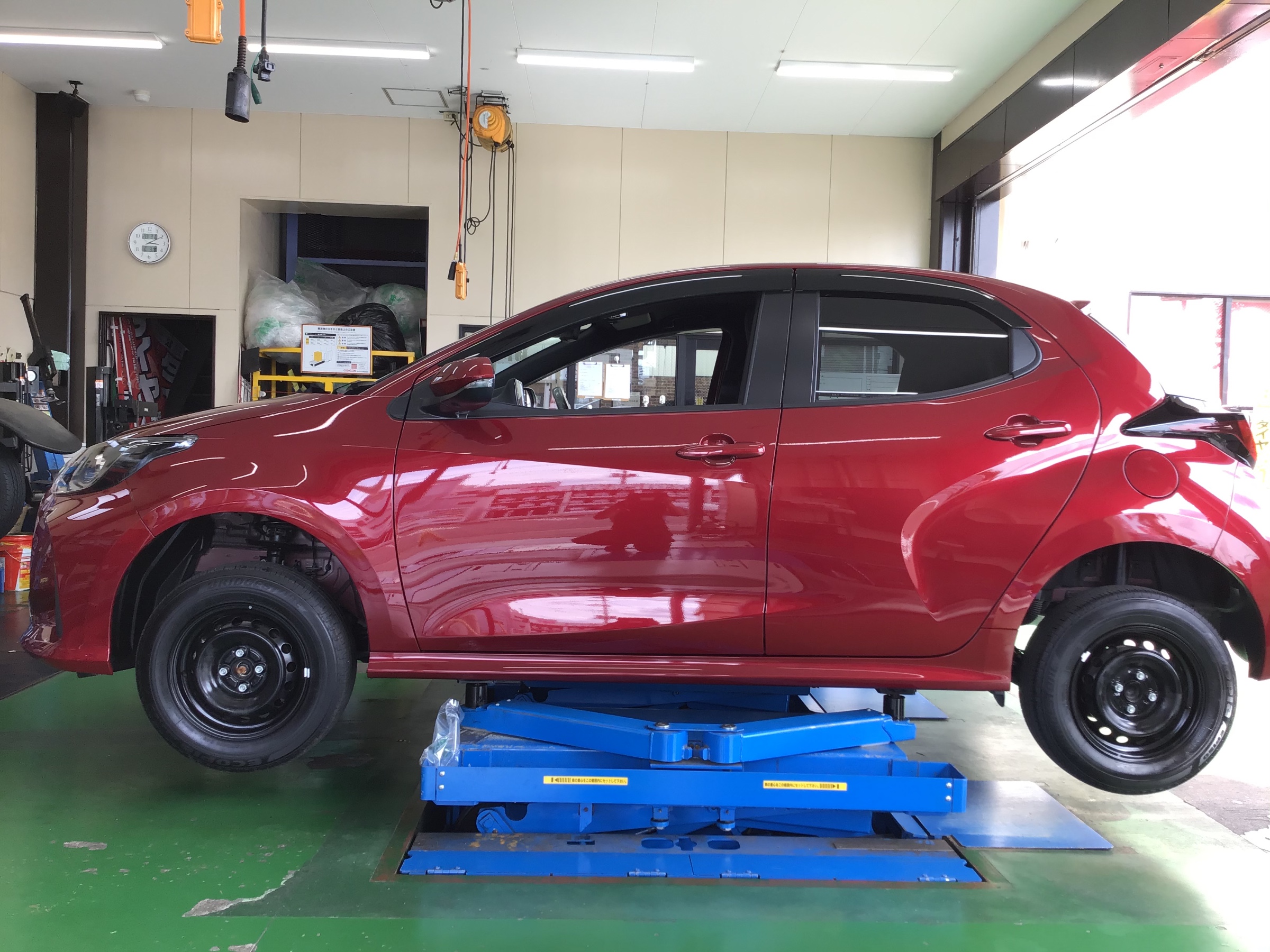 ヤリス アルミホイール交換 14インチ ブラック/レッド | 店舗お  