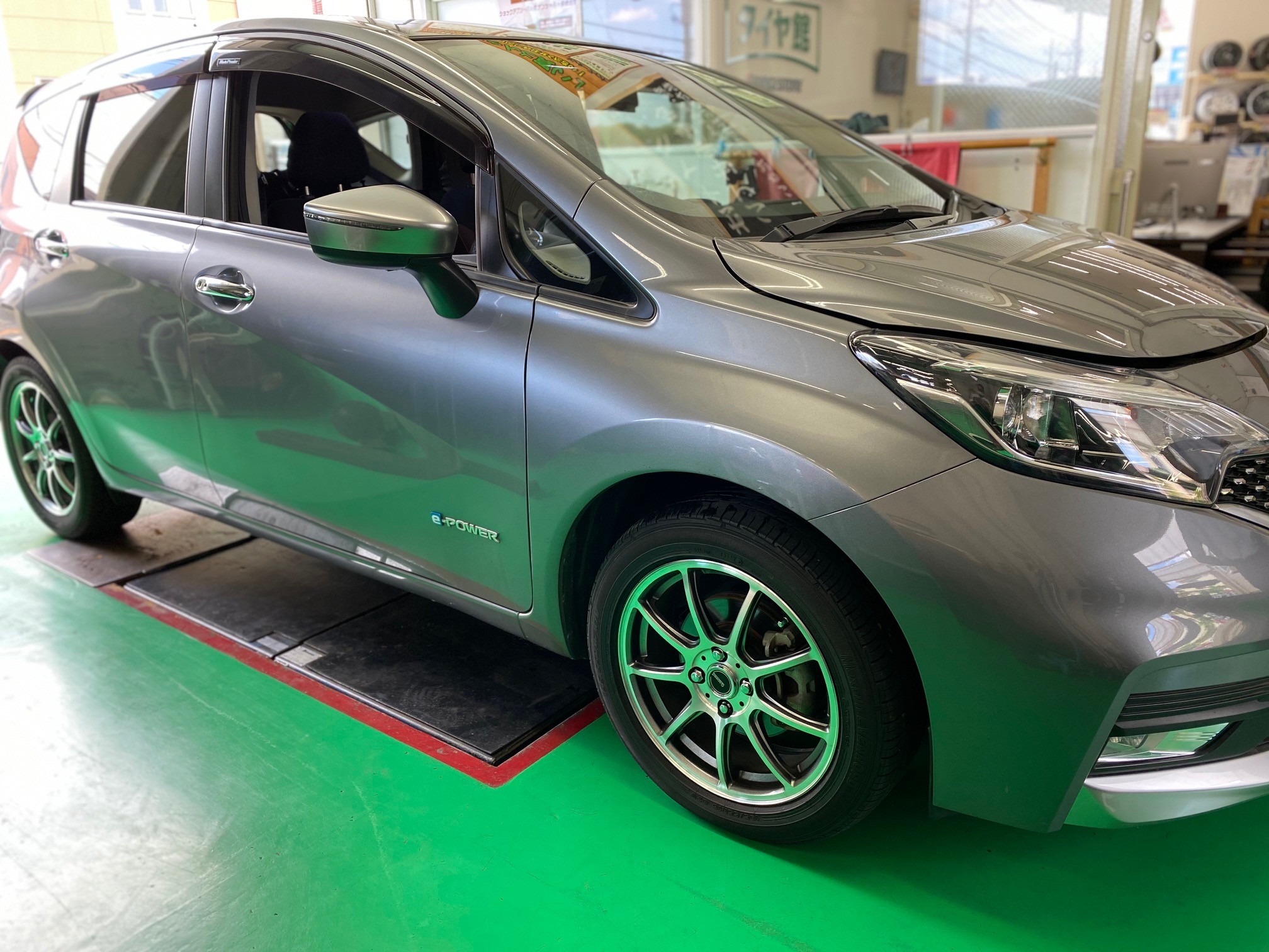 日産 ノートe Power Kyb ローファースポーツキット 取付 日産 ノートe Power その他 パーツ取付 各メーカー 車高調 ダウンスプリング ショックアブソーバー交換 スポーツブレーキパッド ローター 純正部品各種取付 サービス事例 タイヤ館 瀬谷 神奈川県のタイヤ