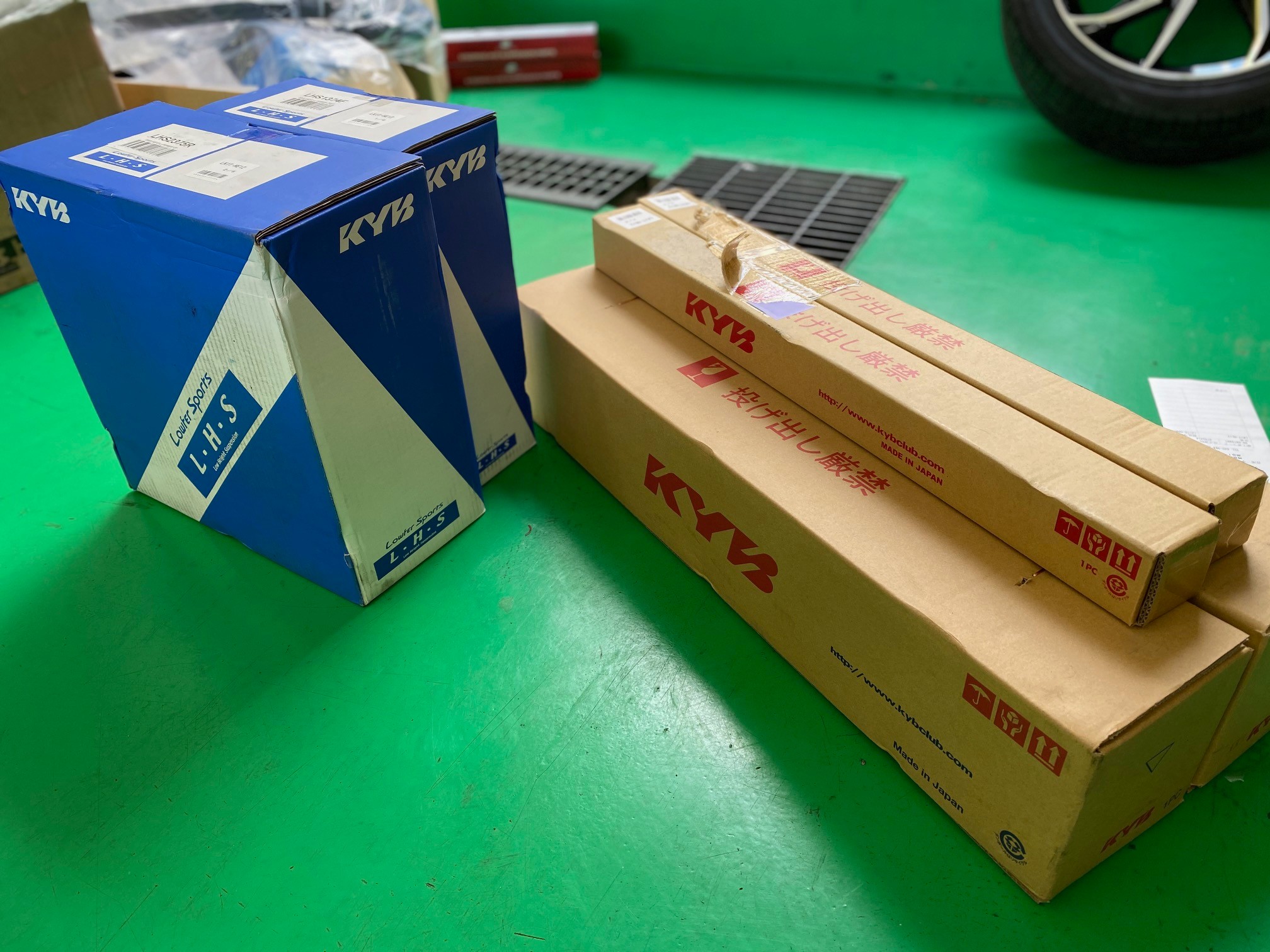 日産 ノートe Power Kyb ローファースポーツキット 取付 日産 ノートe Power その他 パーツ取付 各メーカー 車高調 ダウンスプリング ショックアブソーバー交換 スポーツブレーキパッド ローター 純正部品各種取付 サービス事例 タイヤ館 瀬谷 神奈川県のタイヤ