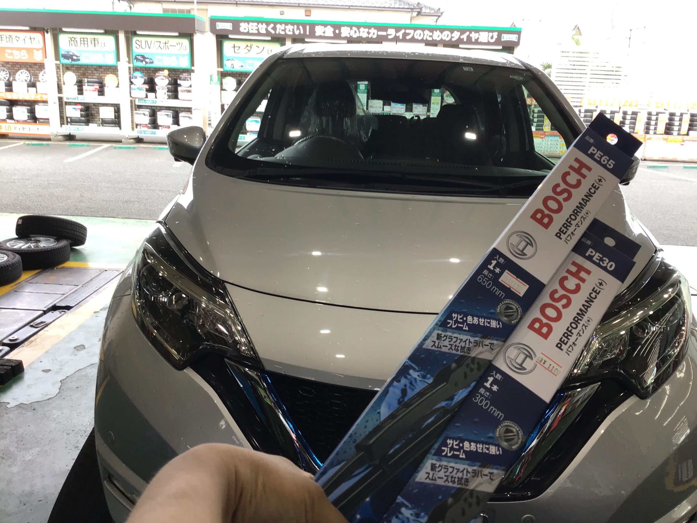 日産 ノートのフロントワイパー交換しました 日産 ノートe Power サービス事例 タイヤ館 深谷 タイヤからはじまる トータルカーメンテナンス タイヤ館グループ