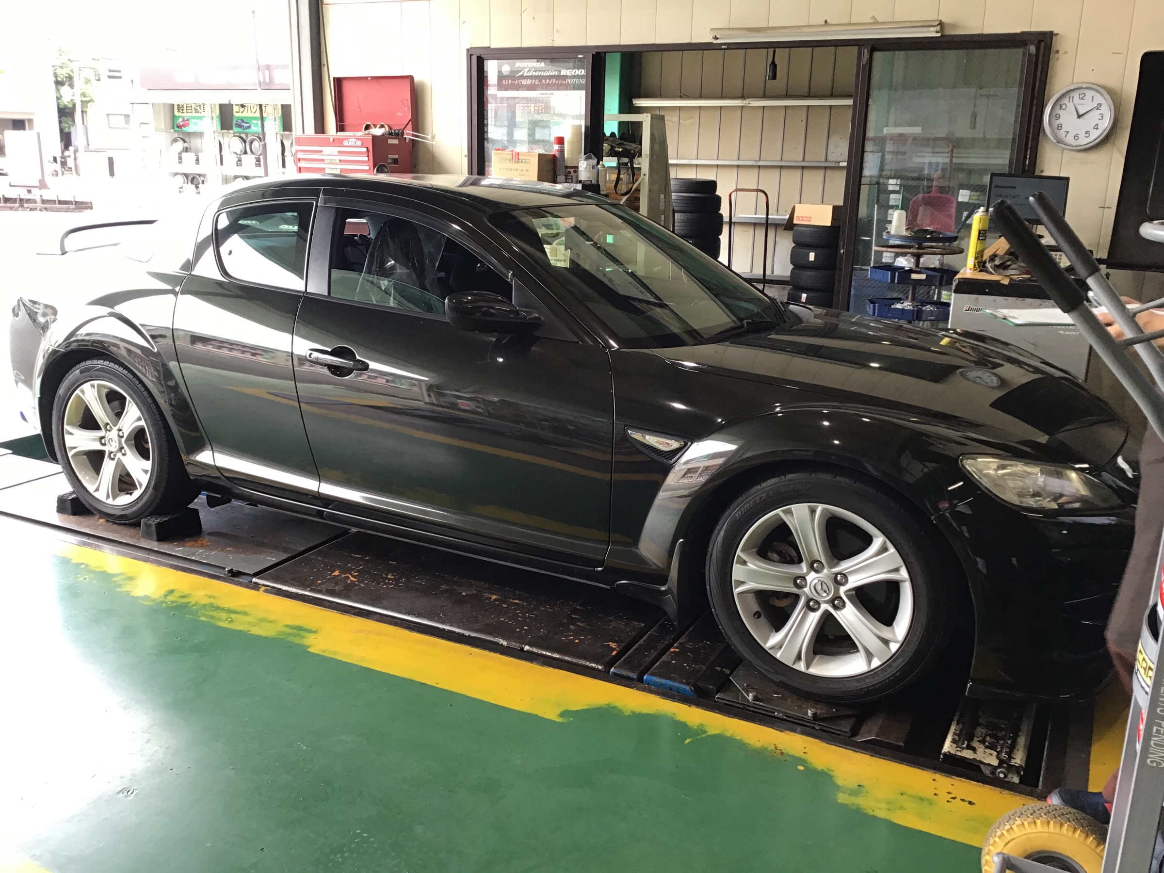 Mazda Rx 8 タイヤアルミホイール交換 マツダ Rx 8 ホイール タイヤ ホイール関連 タイヤ ホイール交換 サービス事例 タイヤ館 市川 千葉県のタイヤ カー用品ショップ タイヤからはじまる トータルカーメンテナンス タイヤ館グループ