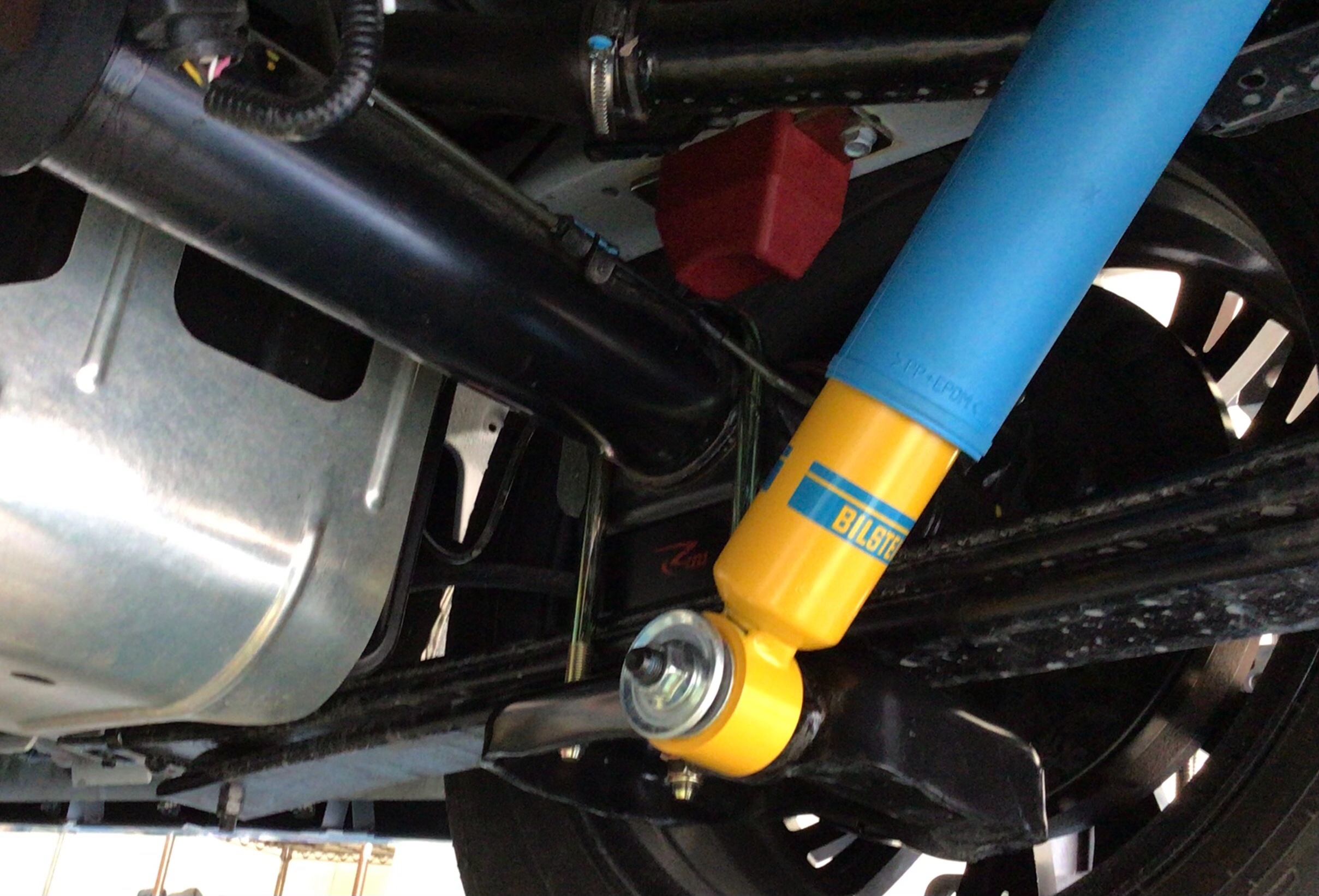 NV350キャラバン 足回り交換&ローダウン | 店舗おススメ情報 | タイヤ