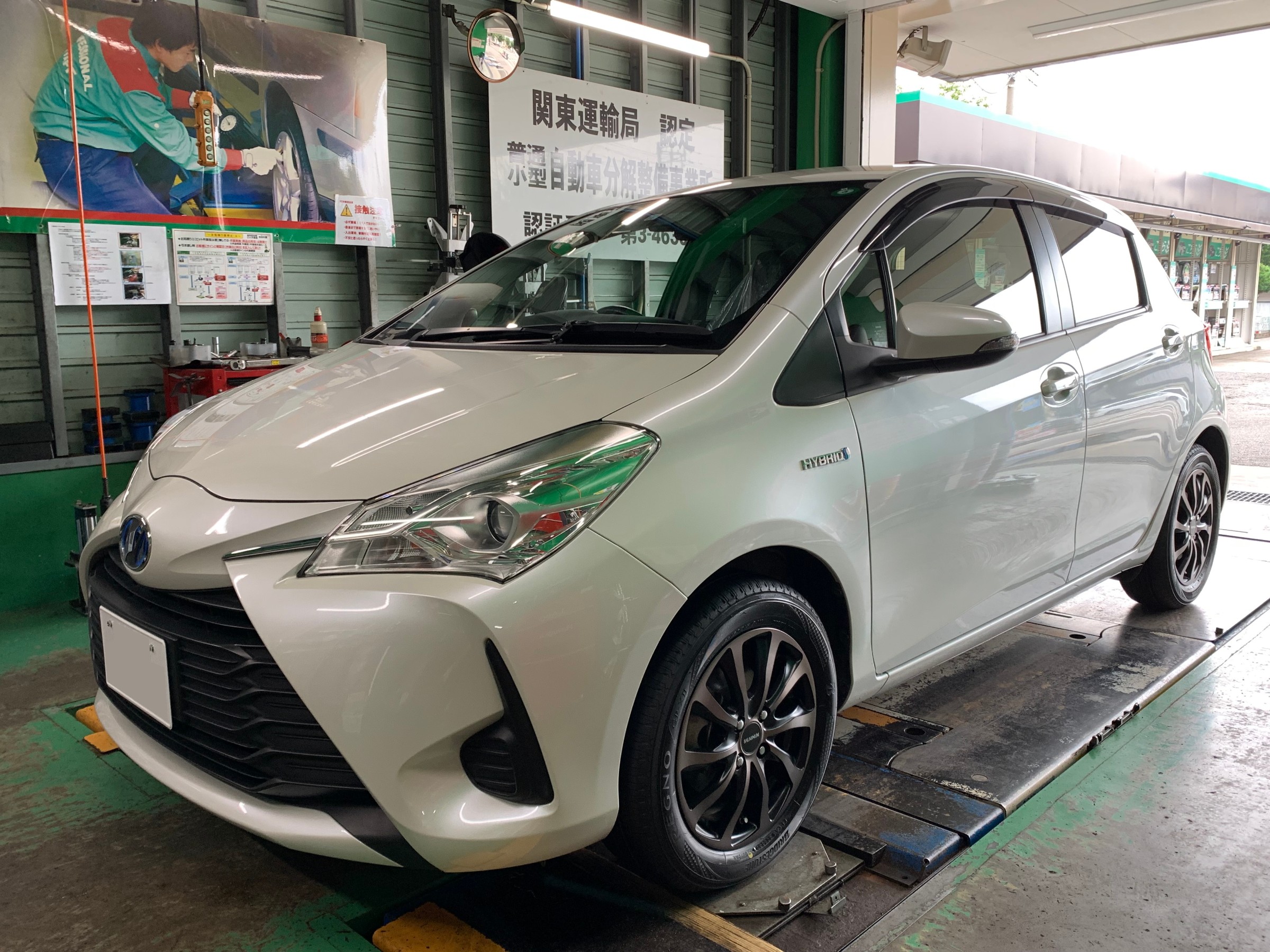 トヨタ・ヴィッツ タイヤ＆ホイール交換+アライメント調整  トヨタ 