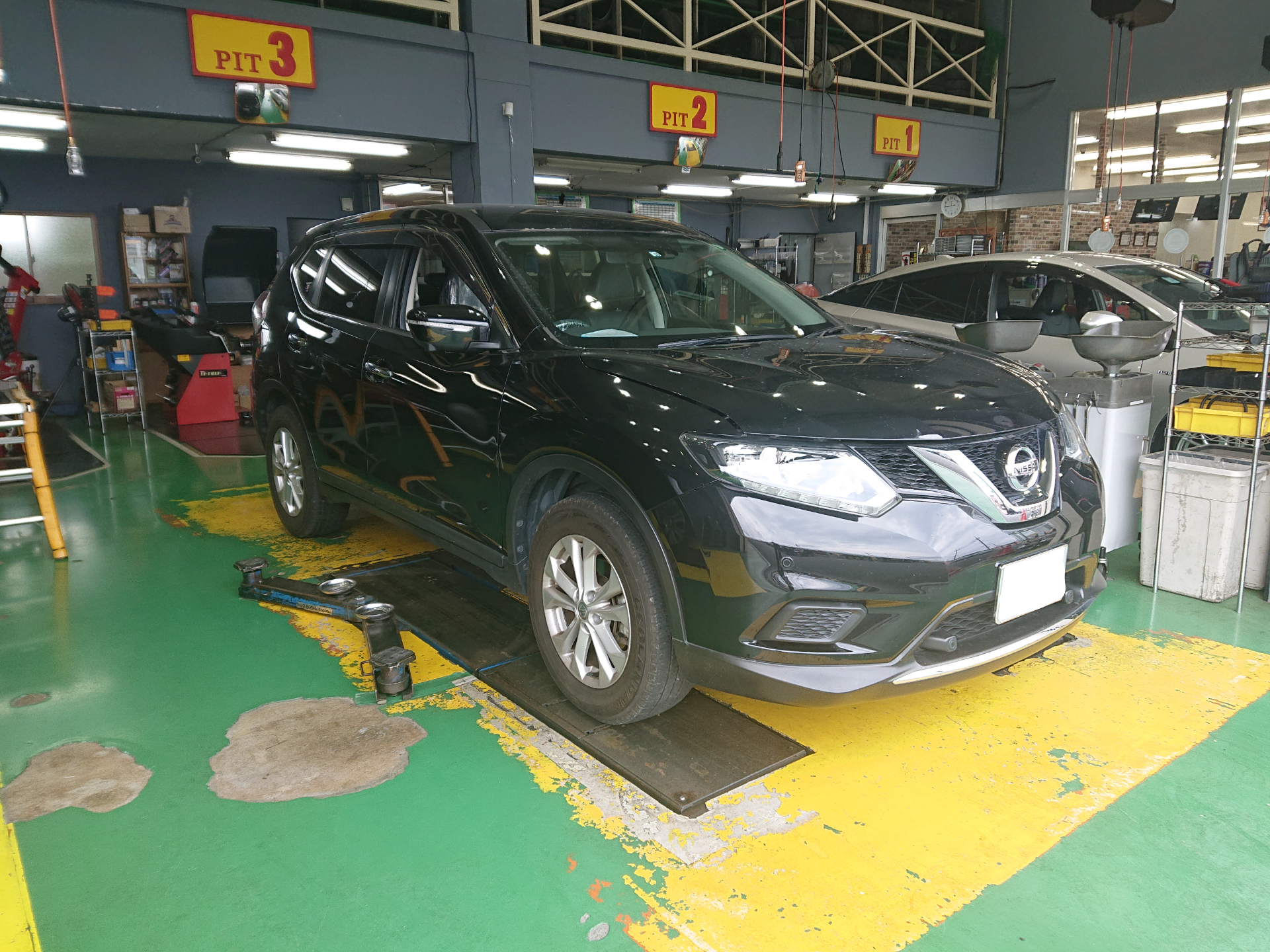 ニッサン エクストレイル Nt32 タイヤ交換作業 日産 エクストレイル タイヤ タイヤ ホイール関連 タイヤ ホイール交換 サービス事例 タイヤ館 川口 タイヤからはじまる トータルカーメンテナンス タイヤ館グループ