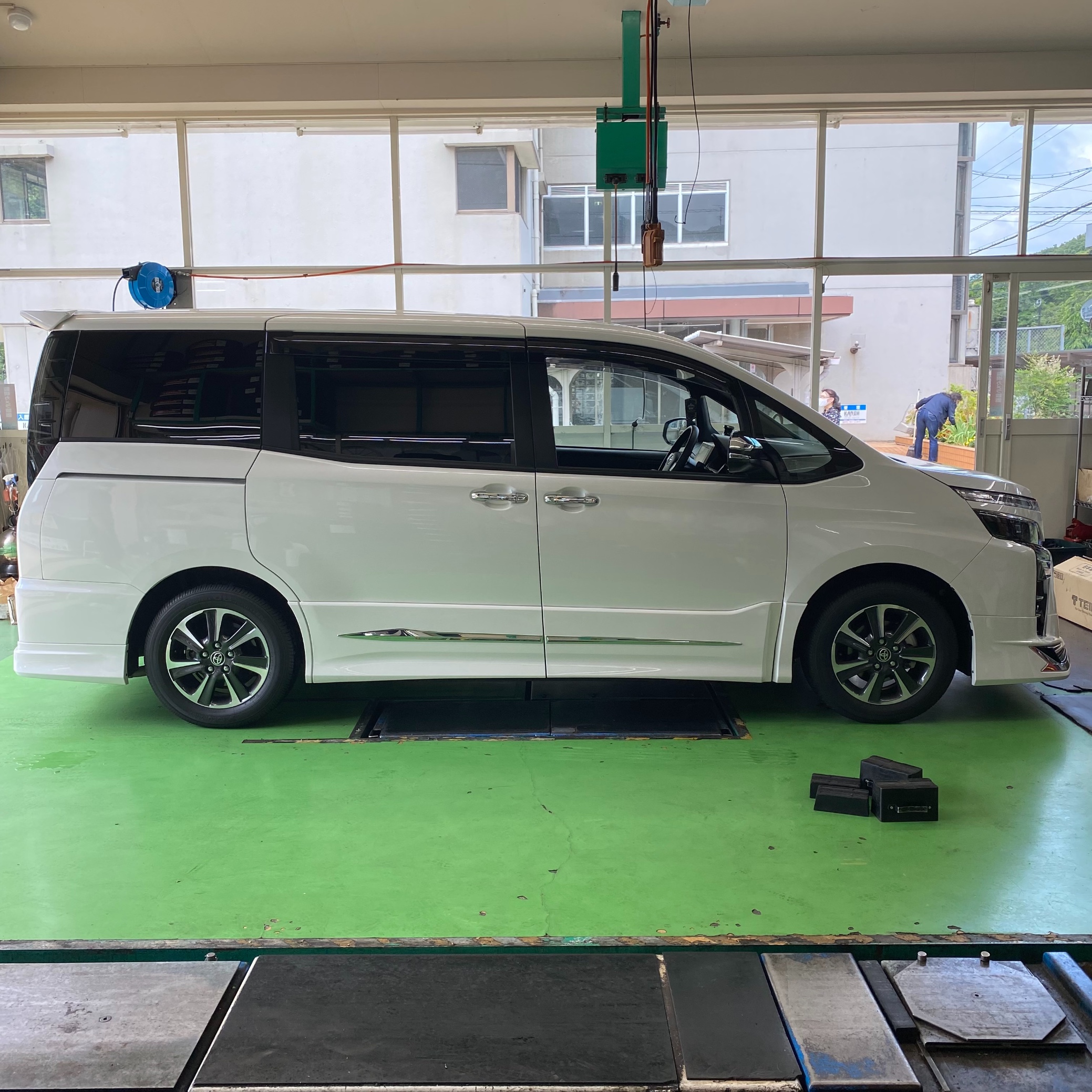 ヴォクシー煌Ⅲ (ZRR80) に TEIN (テイン) の 車高調を装着 ヴォクシー煌Ⅲ (ZRR80) に TEIN (テイン) の 車高調を装着