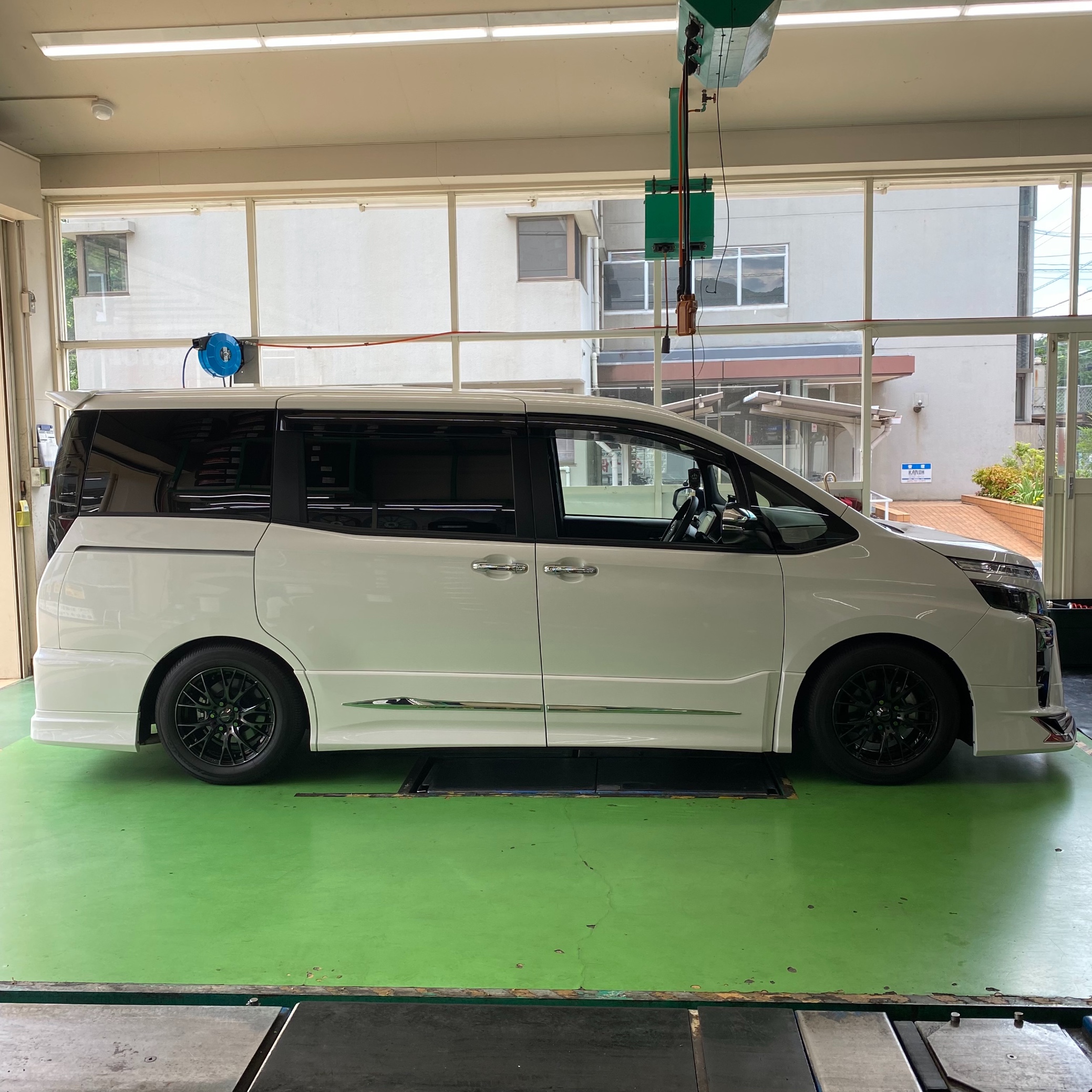 ヴォクシー 車高調 サスペンション