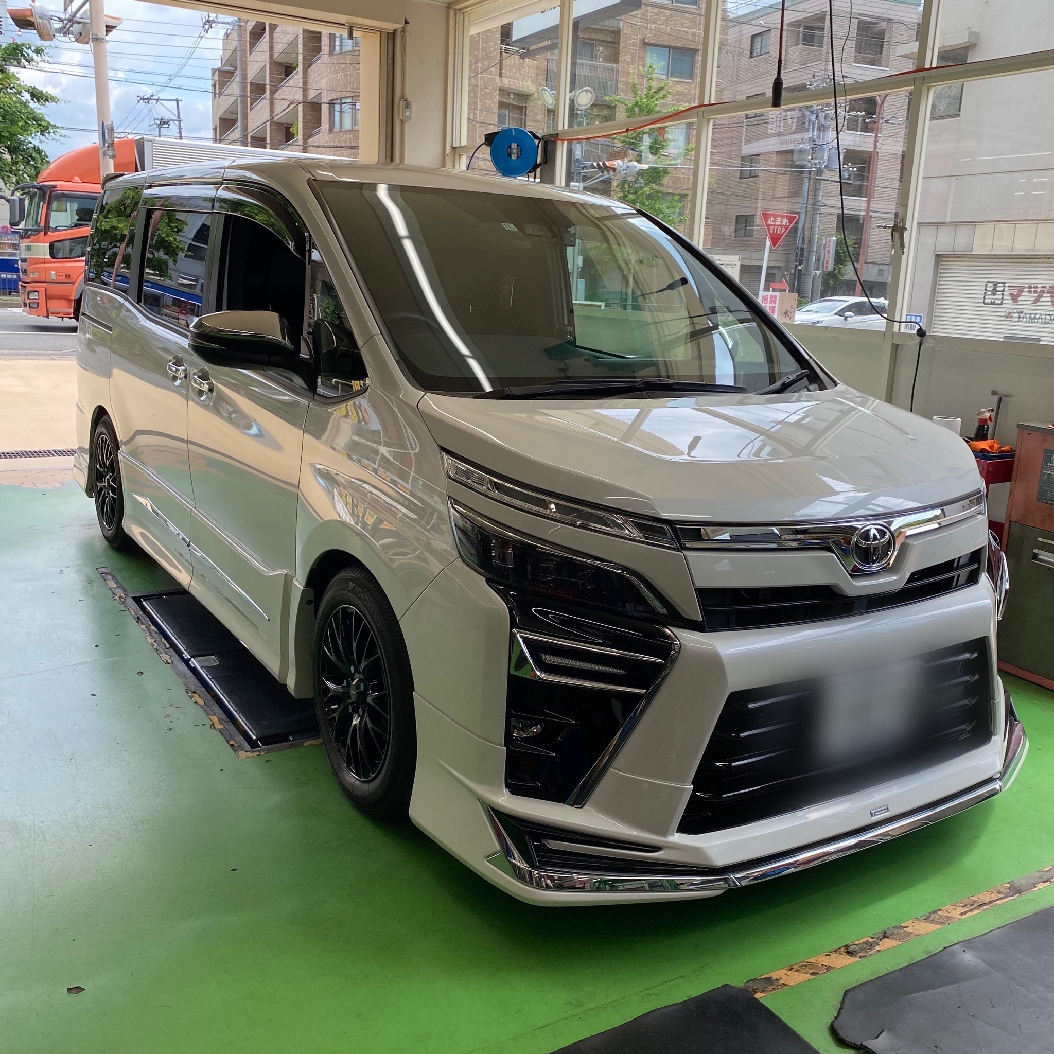 ヴォクシー煌Ⅲ (ZRR80) に TEIN (テイン) の 車高調を装着