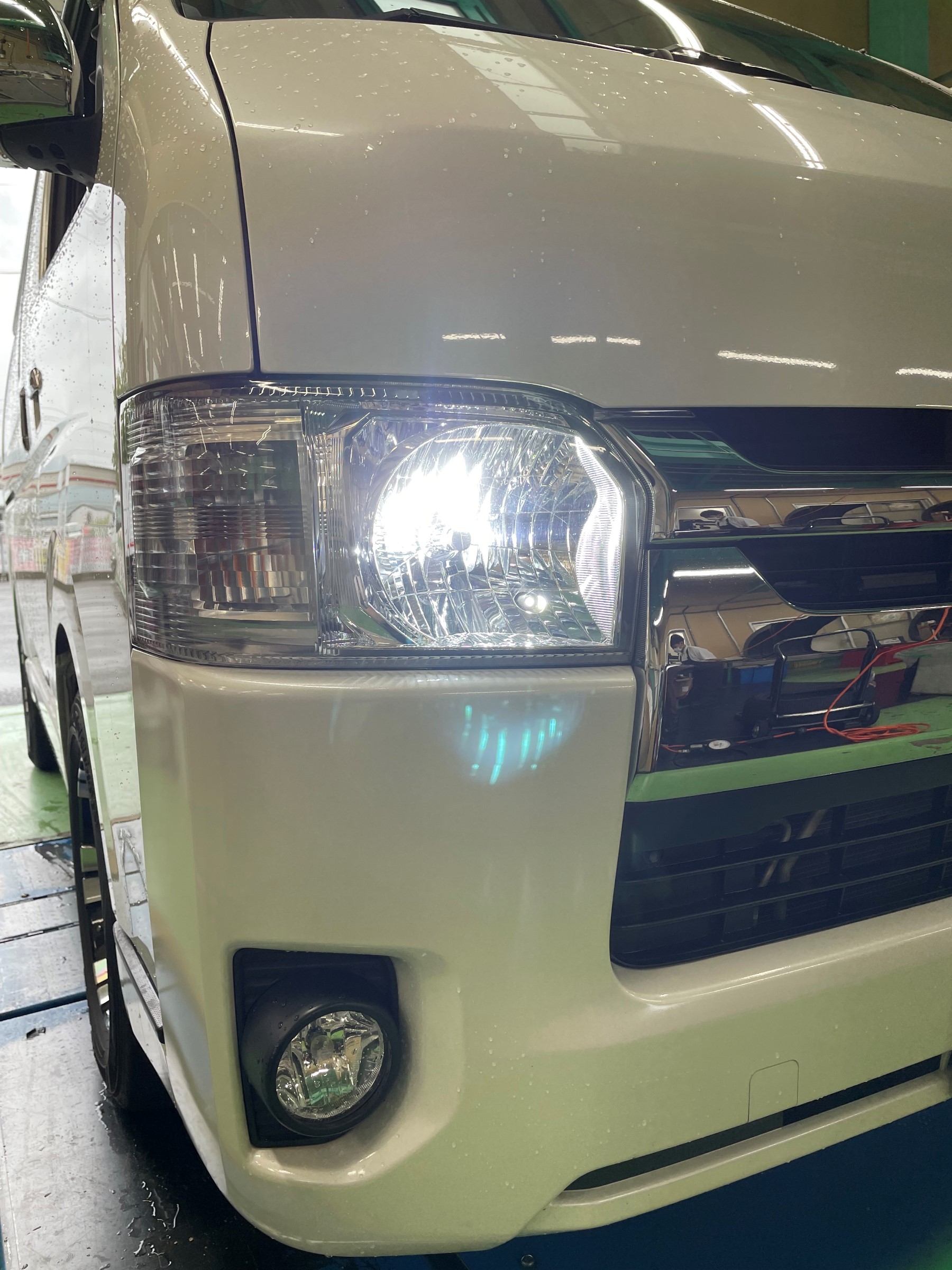 ハイエース(TRH200V)にLEDヘッドライト・ポジション球を取り付け ハイエース(TRH200V)にLEDヘッドライト・ポジション球を取り付け