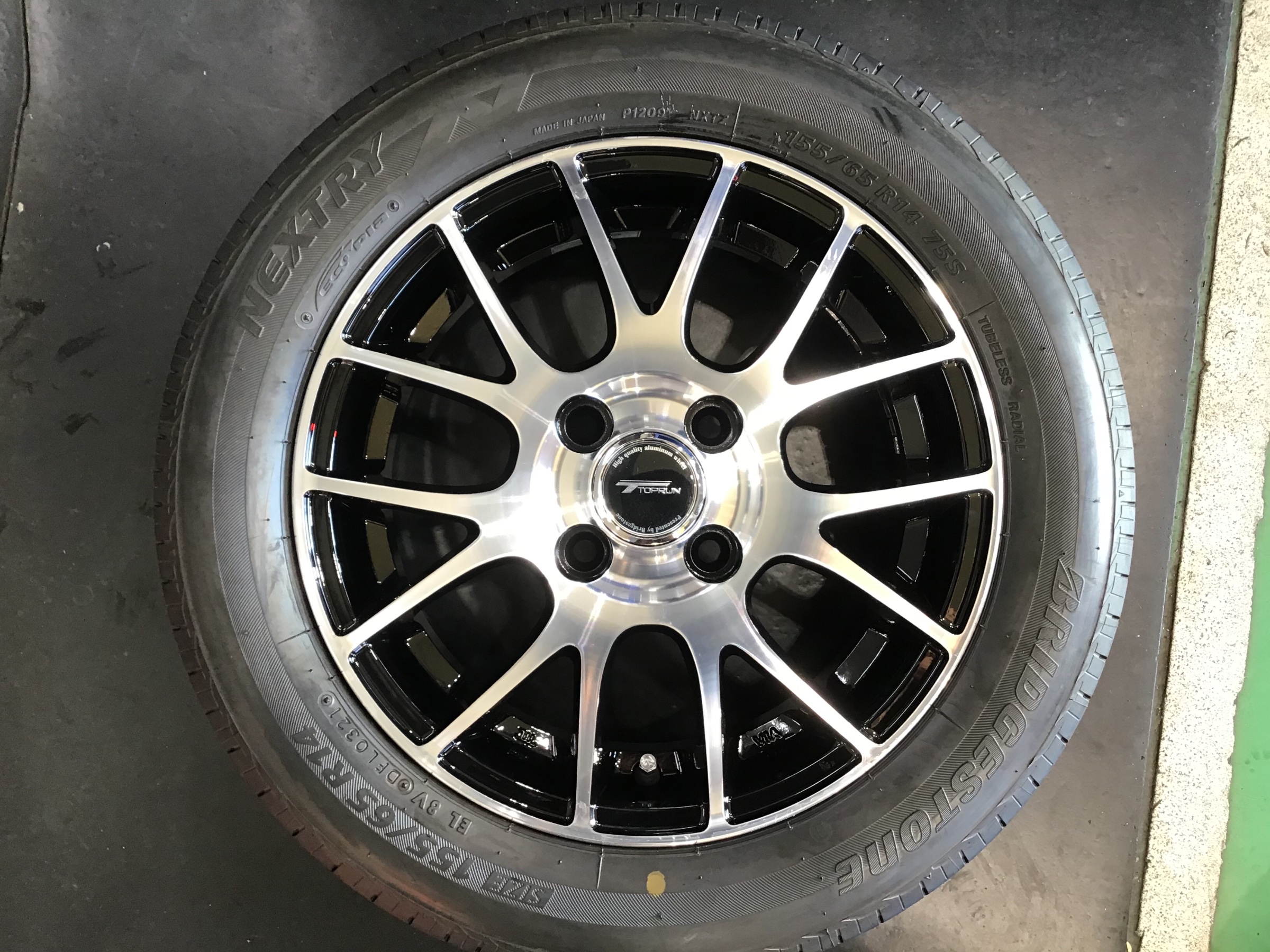 ワゴンRホイールセット取り付け スズキ ワゴンR ホイール タイヤ・ホイール関連 > タイヤ・ホイール交換 サービス事例 タイヤ館