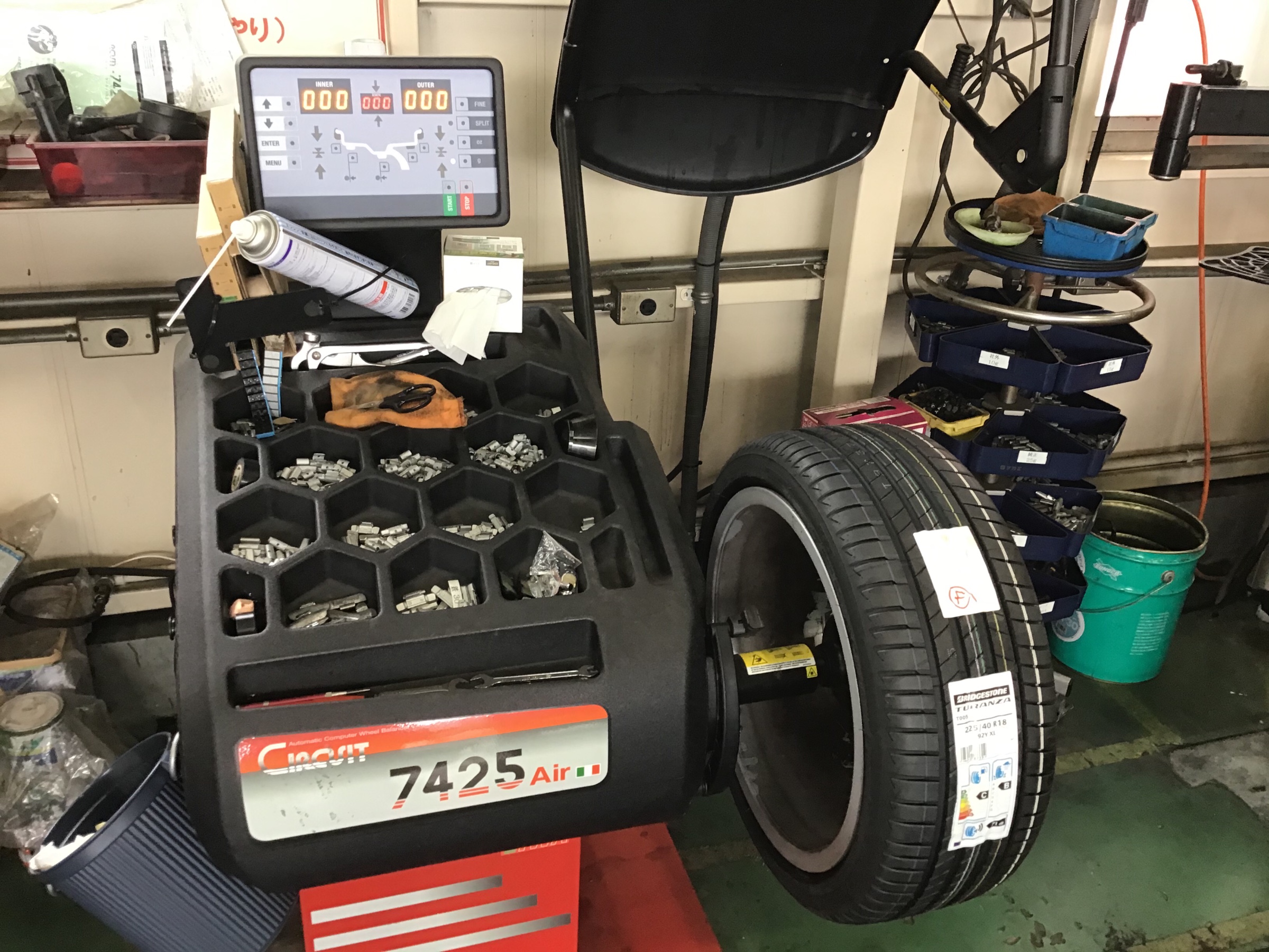 タイヤ交換後のバランス調整のご紹介 W ノ サービス事例 タイヤ館 深谷 タイヤからはじまる トータルカーメンテナンス タイヤ 館グループ