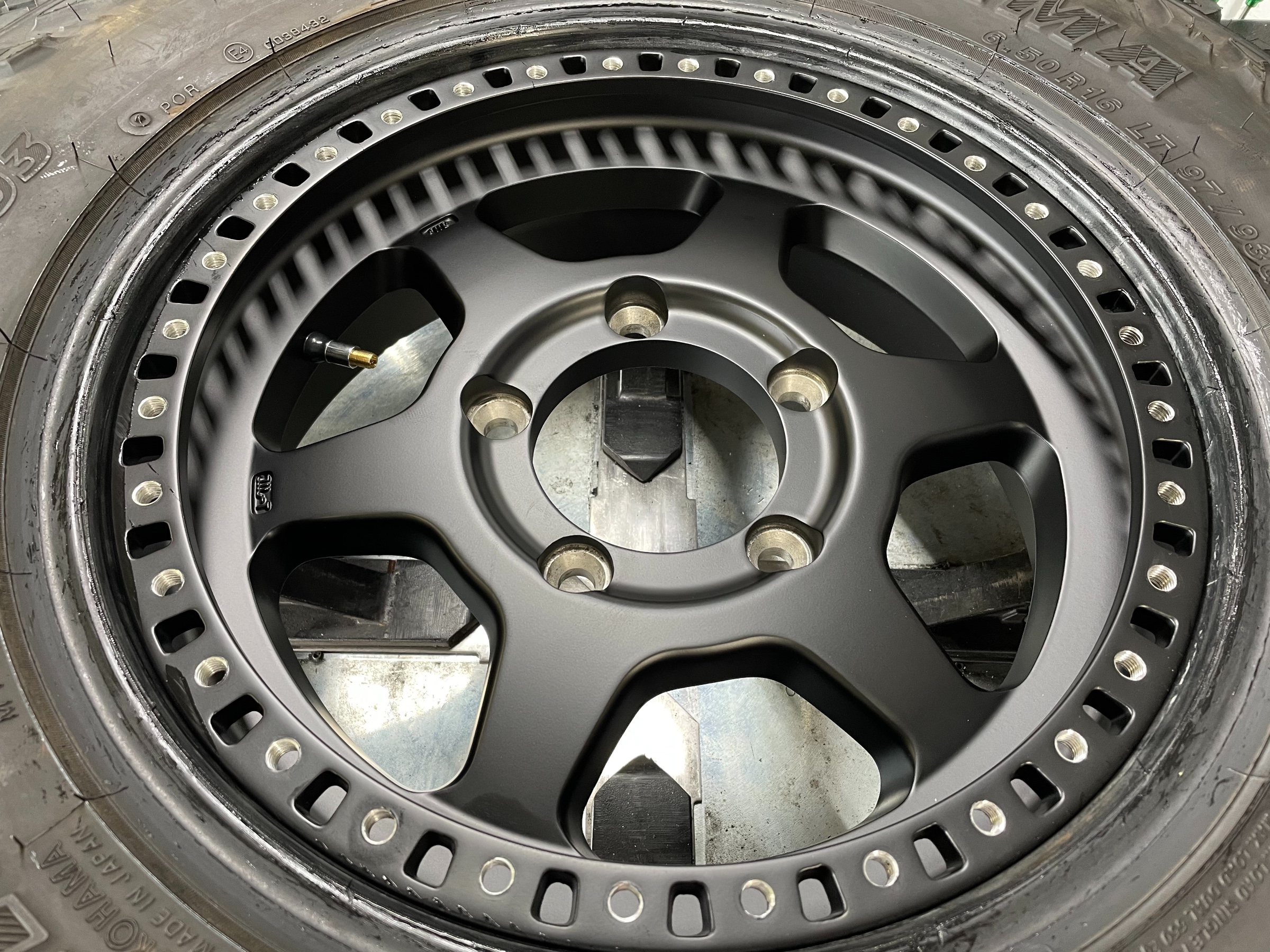 ジムニーに！ アクセレラ33×10.5×15 ホイールはビードロック