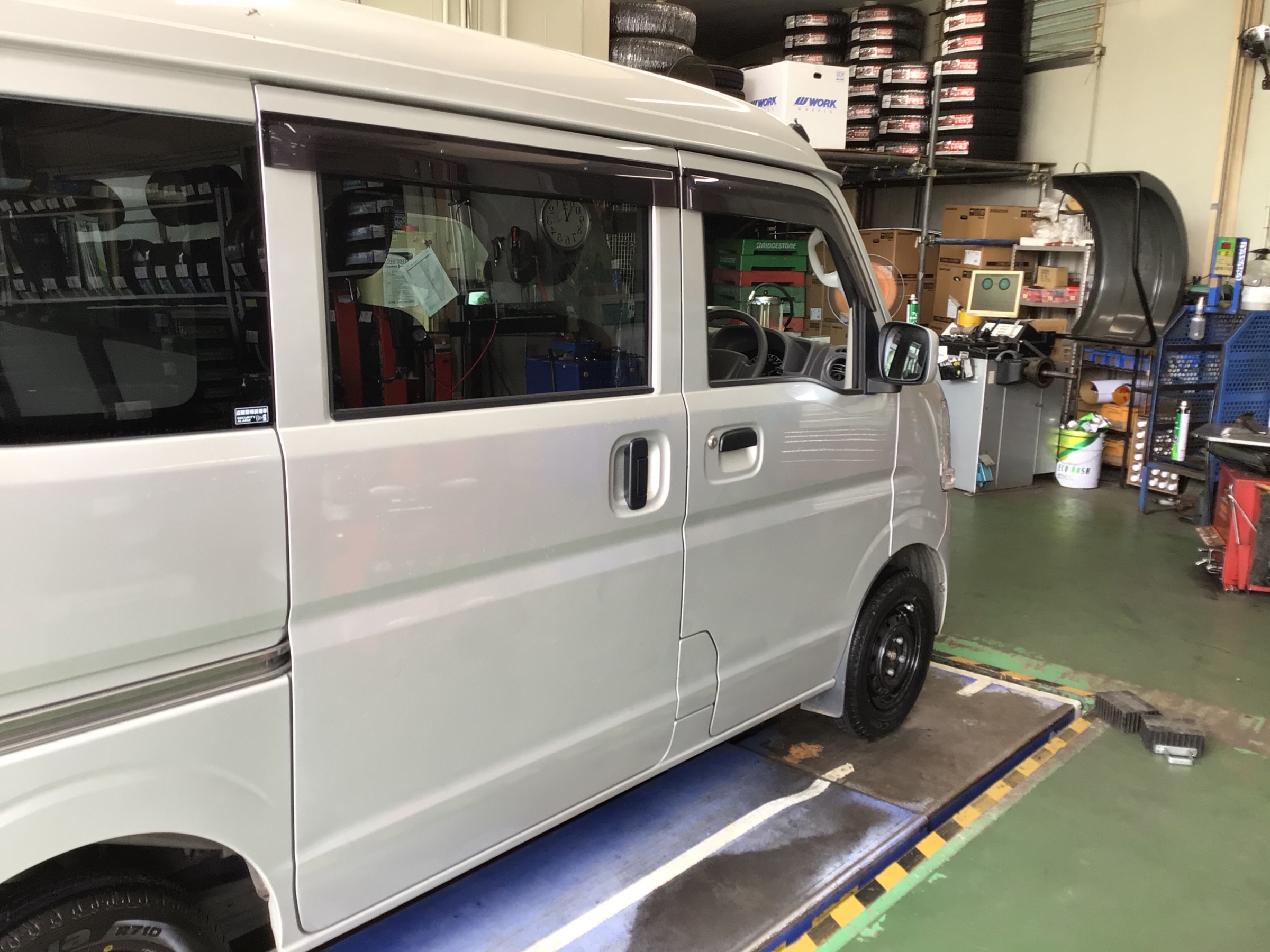 Nv100のタイヤ交換 日産 Nv100 タイヤ タイヤ ホイール関連 タイヤ ホイール交換 サービス事例 タイヤ館 守谷ふれあい 茨城県のタイヤ カー用品ショップ タイヤからはじまる トータルカーメンテナンス タイヤ館グループ