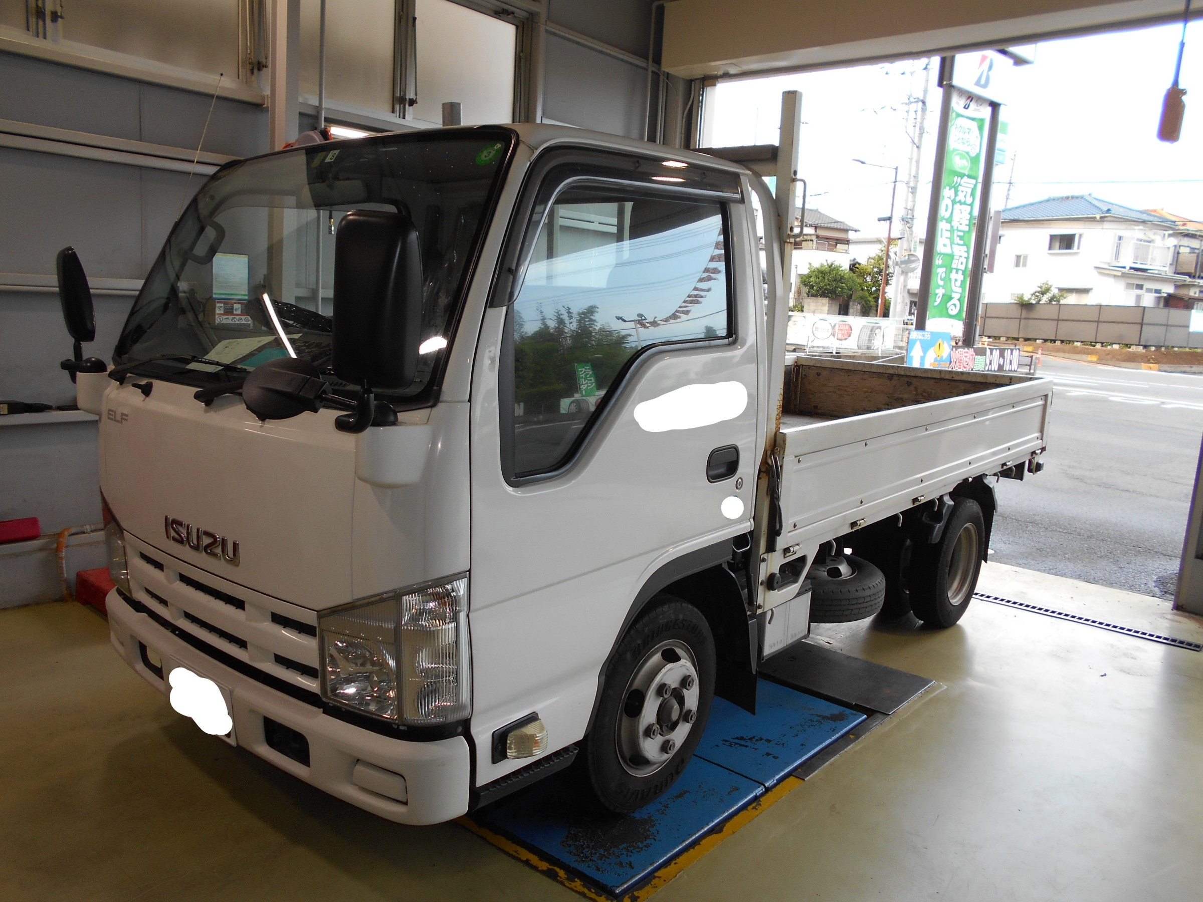 いすゞ エルフ オイル交換 作業事例 タイヤ館 柏 千葉県のタイヤ カー用品ショップ タイヤからはじまる トータルカーメンテナンス タイヤ館グループ