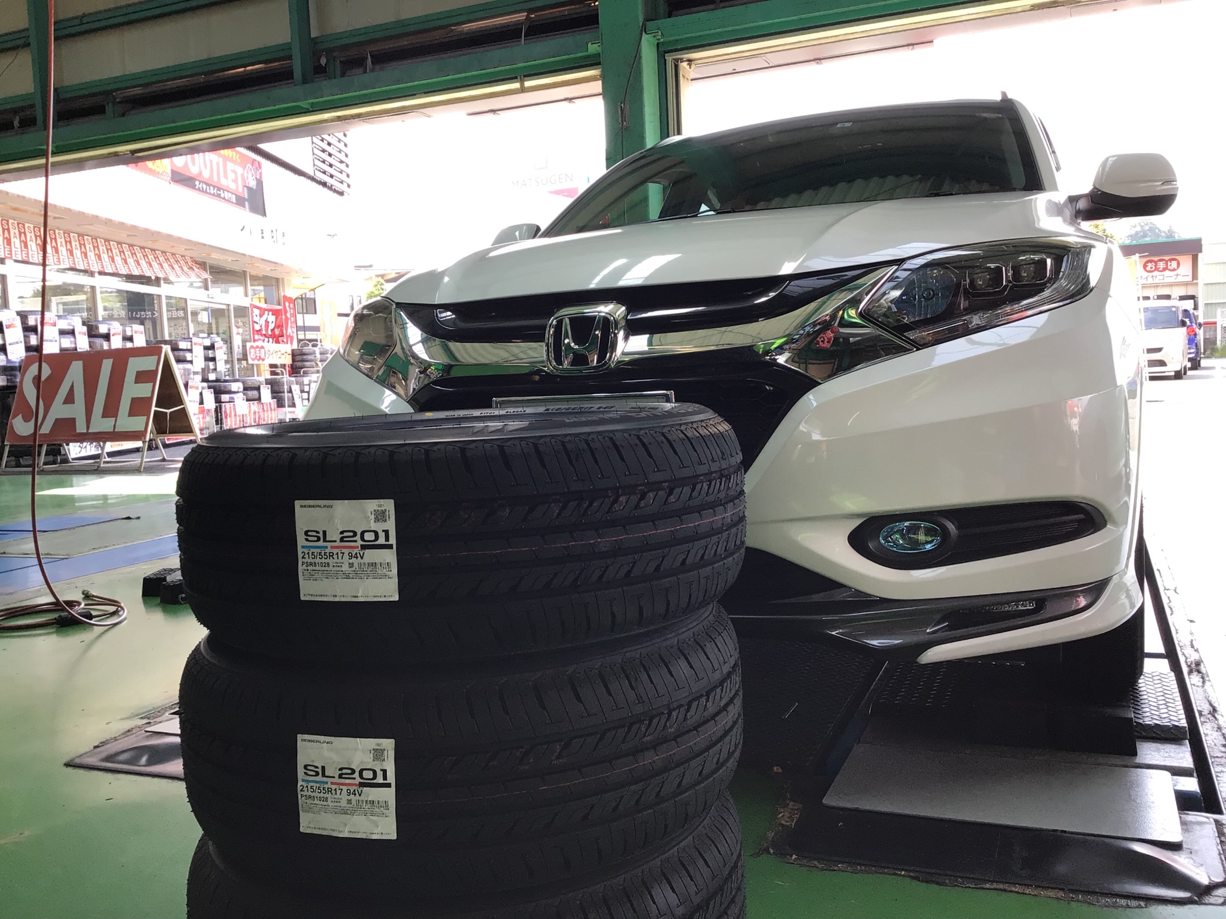 ホンダ ヴェゼル Ru系 タイヤ交換おまかせください ホンダ ヴェゼル タイヤ タイヤ ホイール関連 タイヤ ホイール交換 サービス事例 タイヤ館 河内長野 大阪府 和歌山県のタイヤからはじまる トータルカーメンテナンス タイヤ館グループ