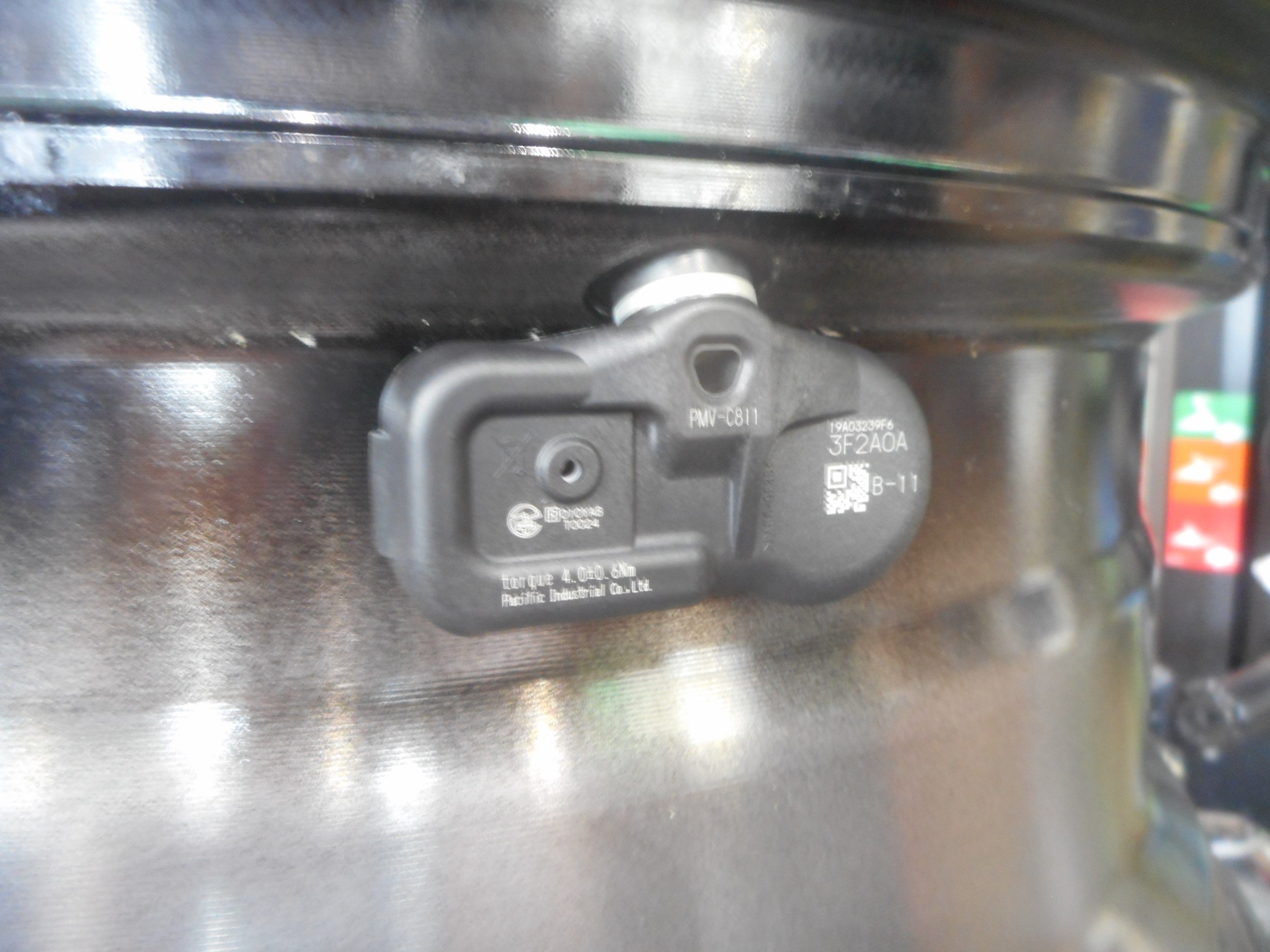 TPMS（空気圧センサー）の取り付けです(^_-)-☆ | サービス事例