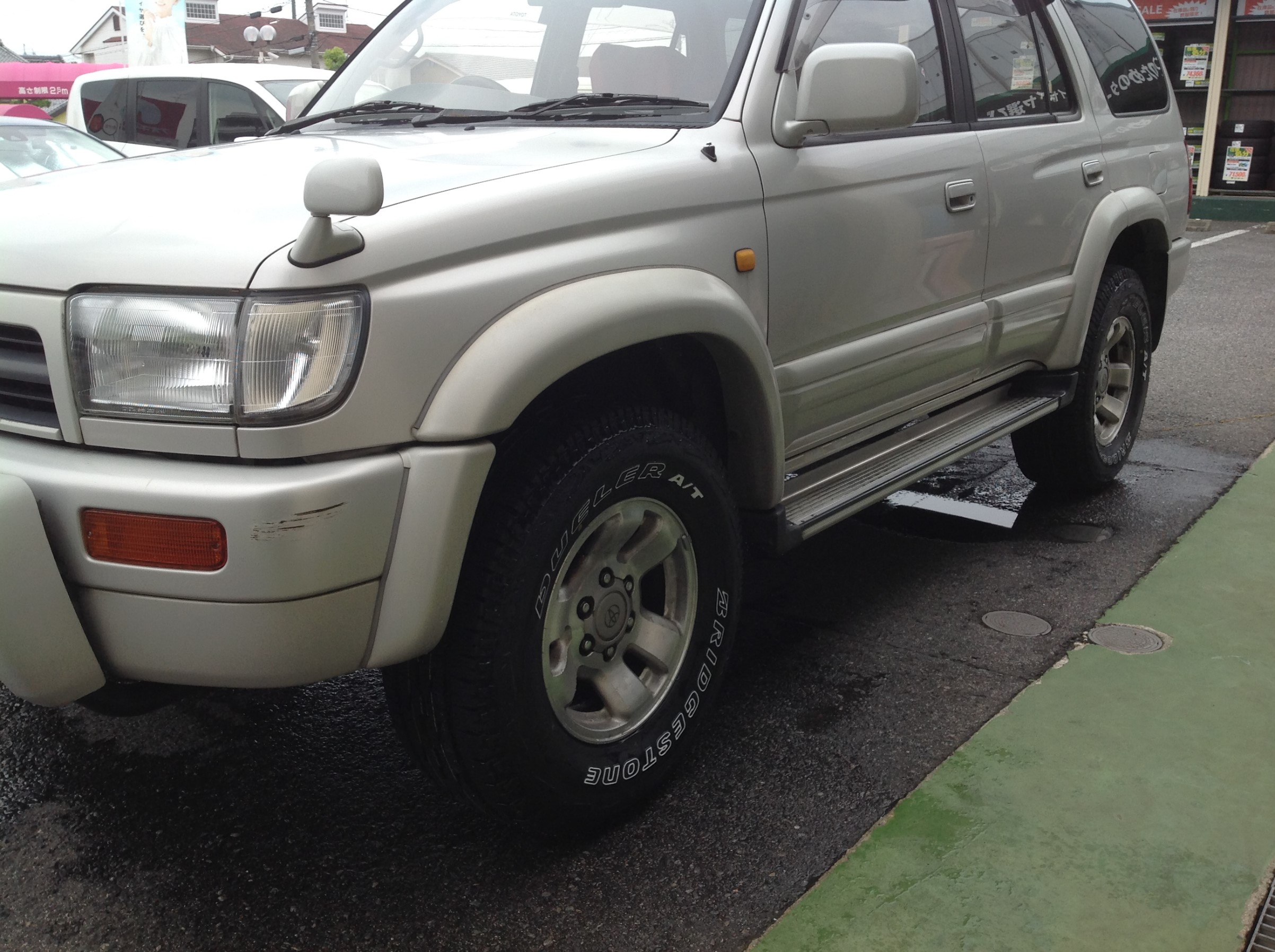 ハイラックスサーフ タイヤ交換 トヨタ ハイラックス サーフ タイヤ タイヤ ホイール関連 タイヤ ホイール交換 サービス事例 タイヤ館 ｸﾞﾘｰﾝﾛｰﾄﾞ 愛知県 三重県のタイヤ カー用品ショップ タイヤからはじまる トータルカーメンテナンス タイヤ館グループ