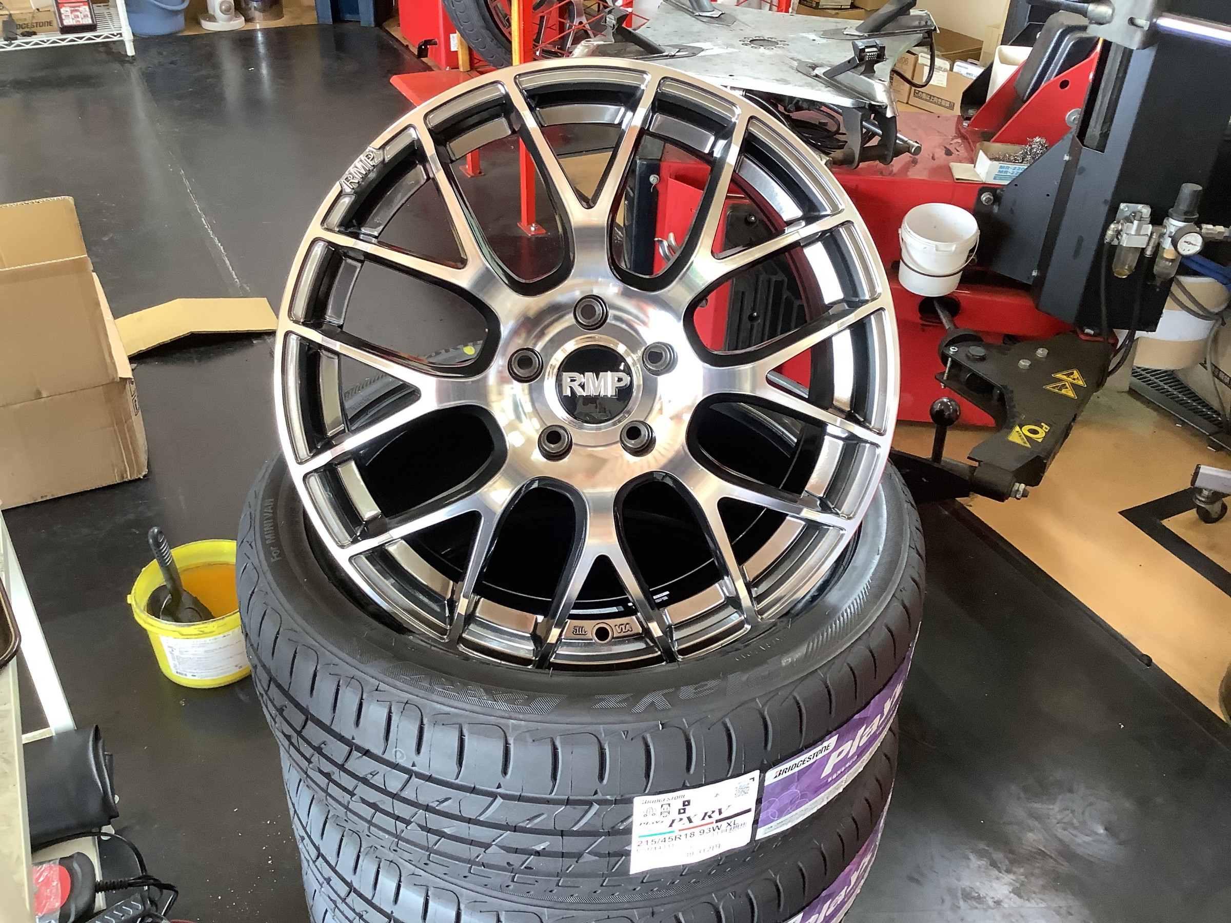 トヨタ ノア タイヤホイ ルset 車高調取り付け トヨタ ノア タイヤ サービス事例 タイヤ館 寒川 タイヤからはじまる トータルカーメンテナンス タイヤ館グループ