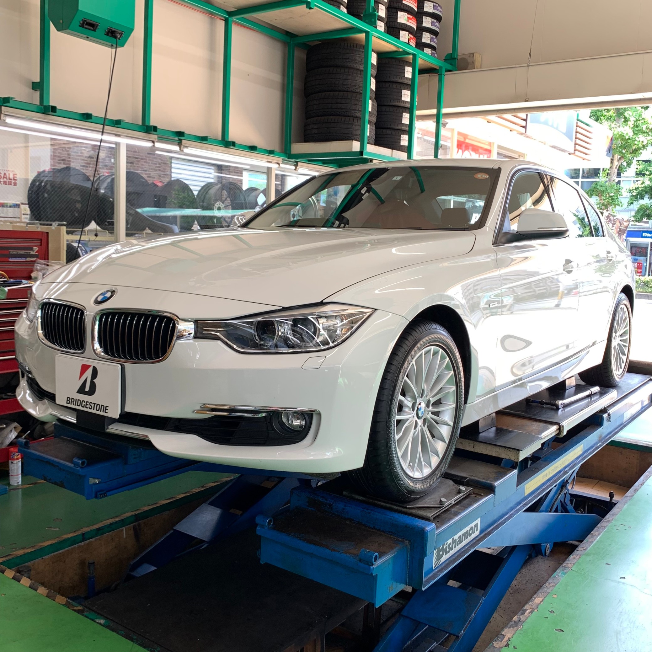 Bmw 3i F30 ランフラットタイヤ交換 Bmw 3シリーズ タイヤ タイヤ ホイール関連 タイヤ ホイール交換 スタッフ日記 タイヤ館 北山 京都府 滋賀県のタイヤからはじまる トータルカーメンテナンス タイヤ館グループ