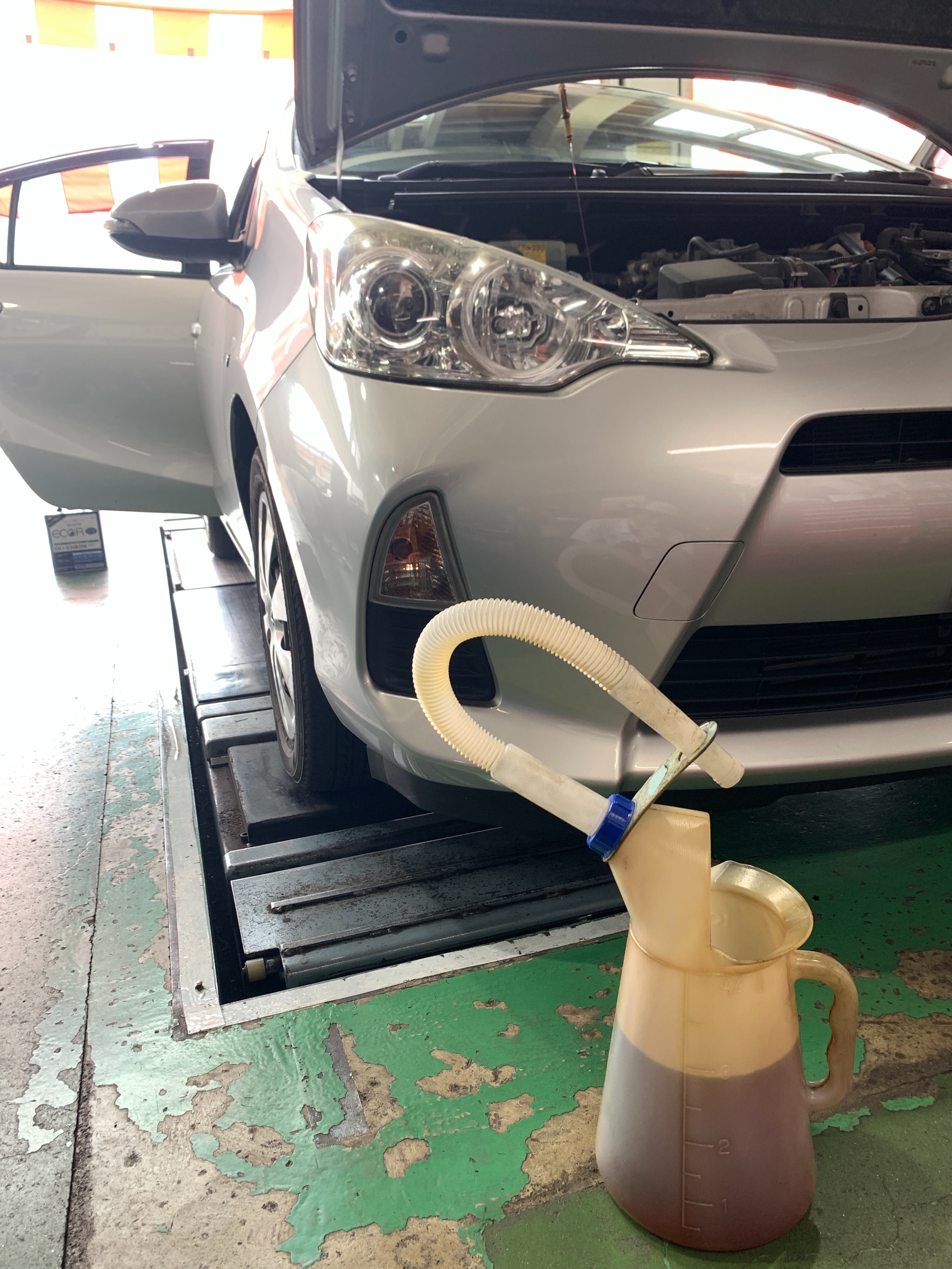 エンジンオイル交換 トヨタ アクア メンテナンス商品 オイル関連 エンジンオイル交換 サービス事例 タイヤ館 長尾 タイヤからはじまる トータルカーメンテナンス タイヤ館グループ