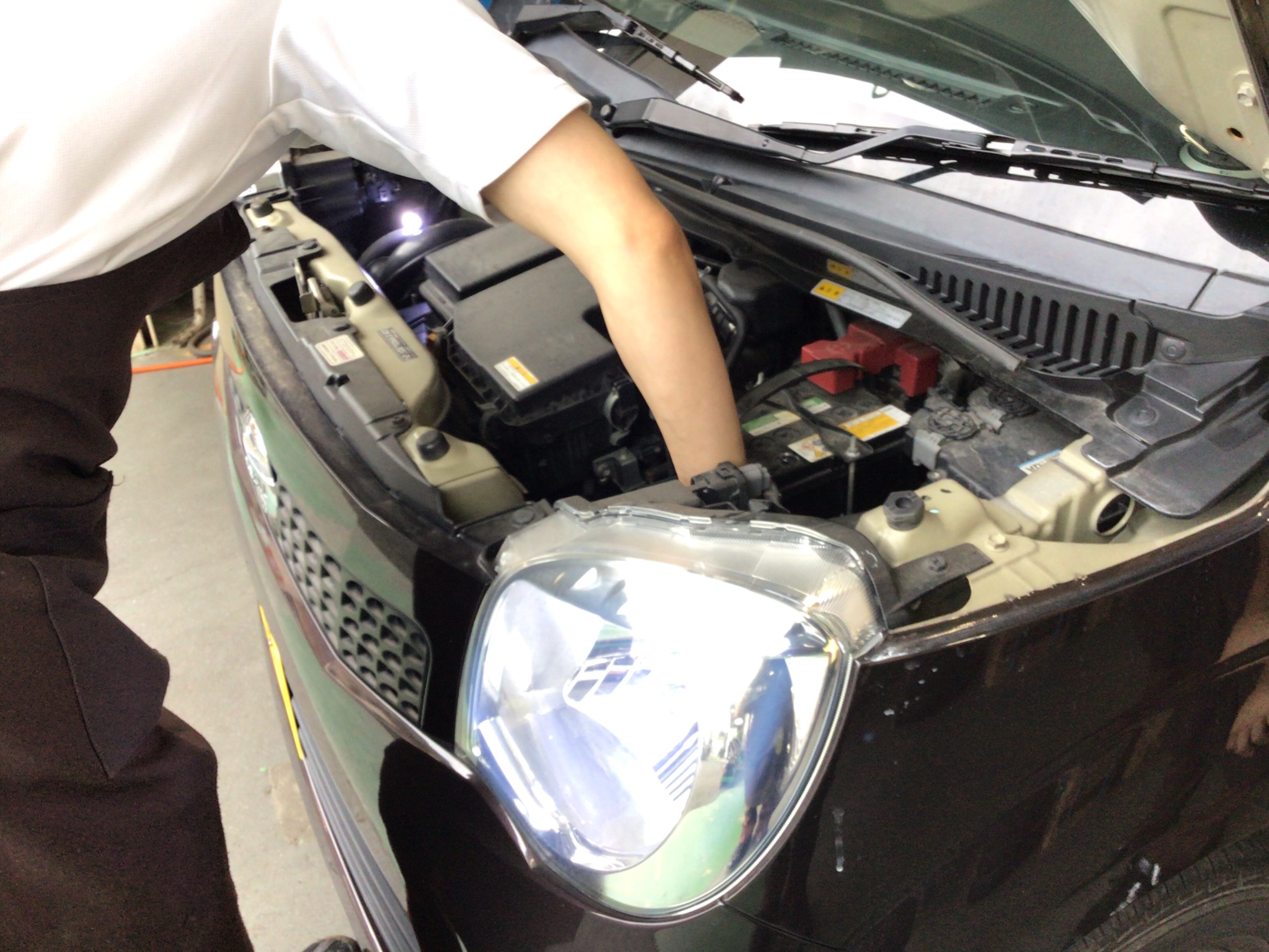 日産 モコ ヘッドライトバルブ交換作業 | 店舗おススメ情報 日産 モコ ヘッドライトバルブ交換作業 | 店舗おススメ情報