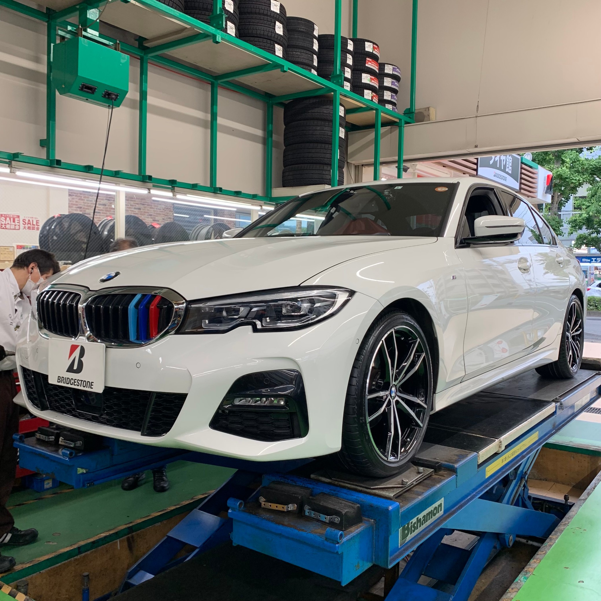 Bmw 3i G ランフラットタイヤ交換 Bmw 3シリーズ タイヤ タイヤ ホイール関連 タイヤ ホイール交換 スタッフ日記 タイヤ館 北山 京都府 滋賀県のタイヤからはじまる トータルカーメンテナンス タイヤ館グループ
