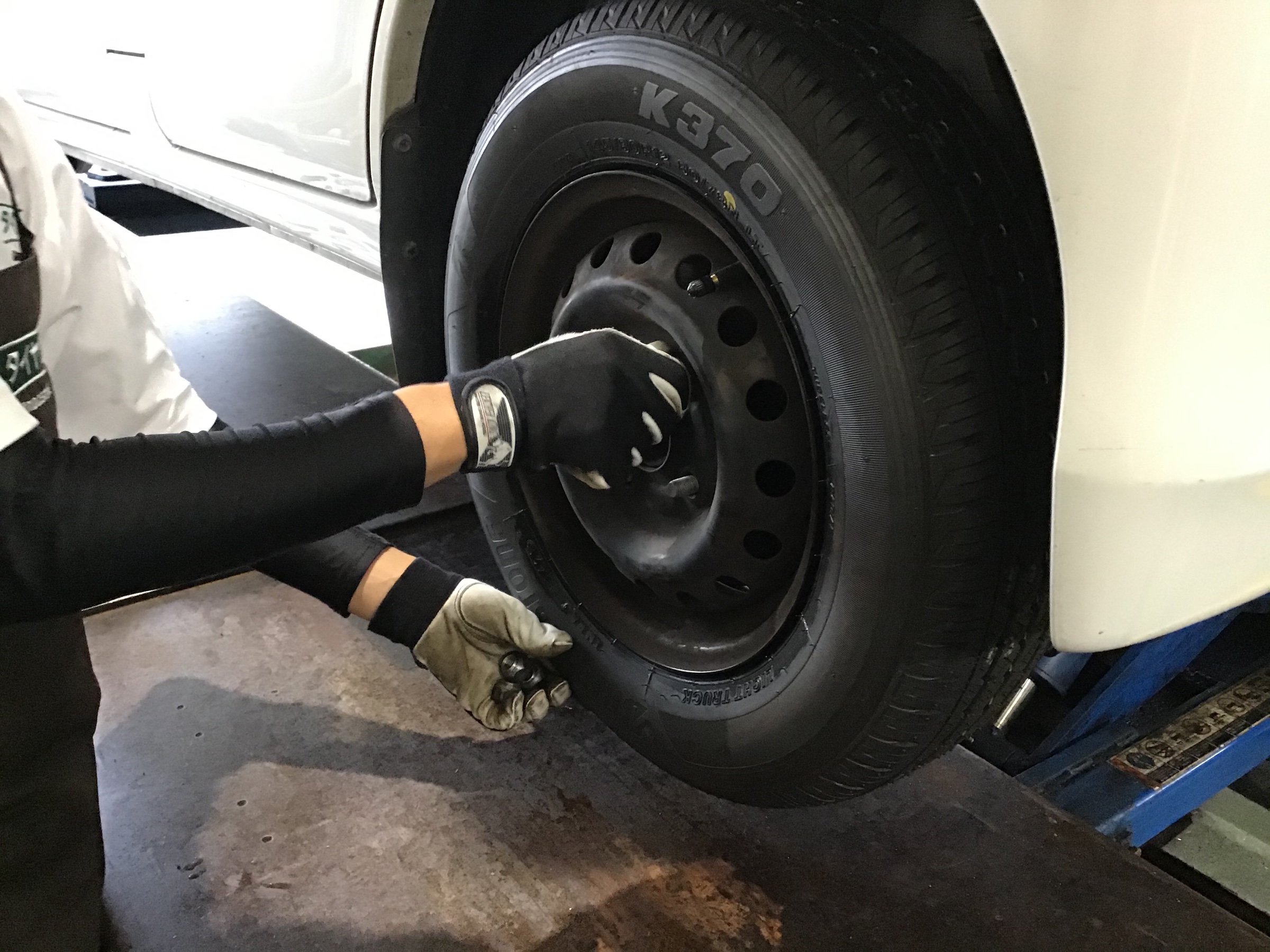 雨の日はパンクが多いですね ダイハツ ハイゼット タイヤ その他 無料安全点検 サービス事例 タイヤ館 市川 千葉県のタイヤ カー用品ショップ タイヤからはじまる トータルカーメンテナンス タイヤ館グループ