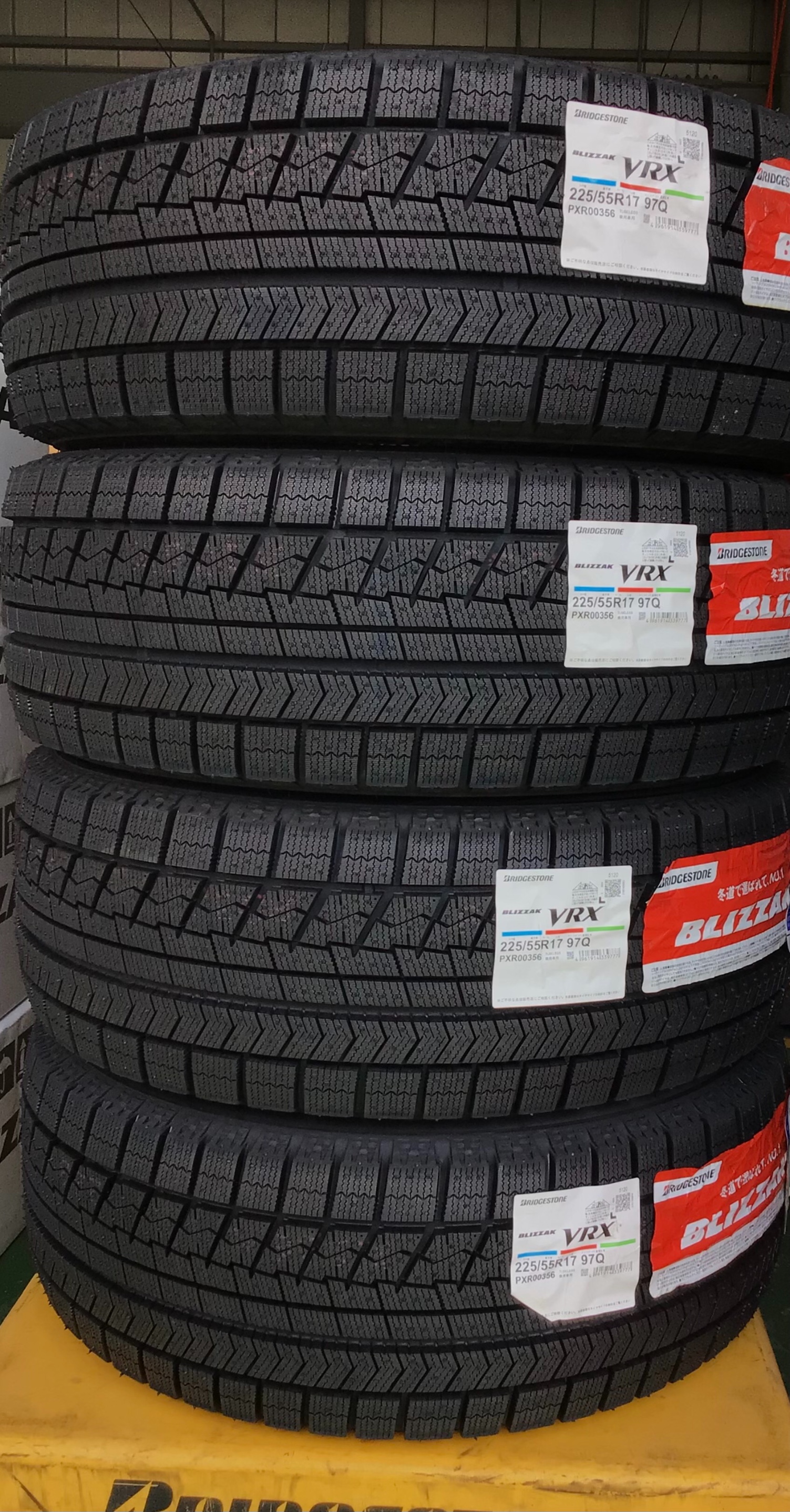 今、スタッドレスタイヤがアツい！ VRX 225/55R17 日産 スカイライン ...