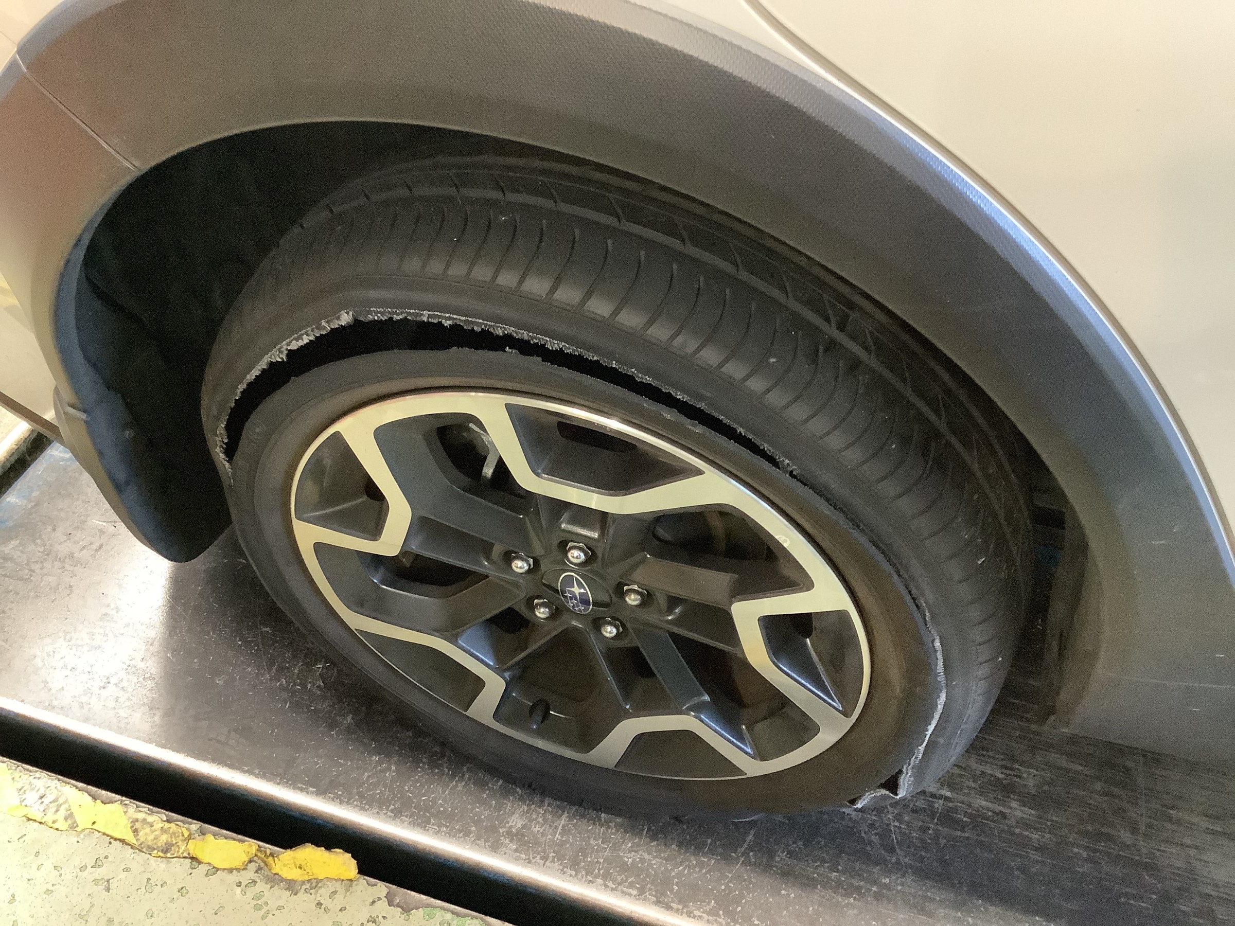 スバル Xv タイヤ交換 スバル Xv タイヤ タイヤ ホイール関連 タイヤ ホイール交換 サービス事例 タイヤ館 パドック２４６ 東京都のタイヤ カー用品ショップ タイヤからはじまる トータルカーメンテナンス タイヤ館グループ