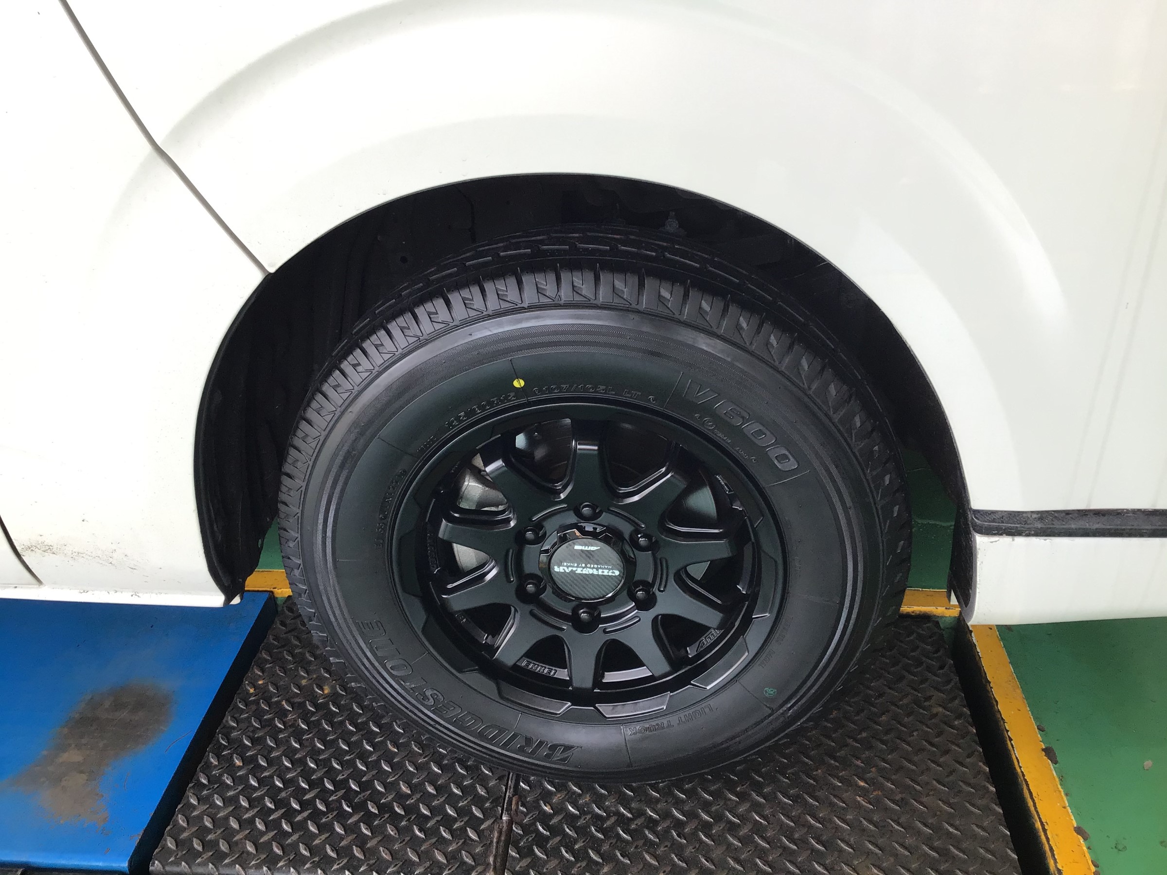 トヨタ ハイエース タイヤホイール交換 | 店舗おススメ情報