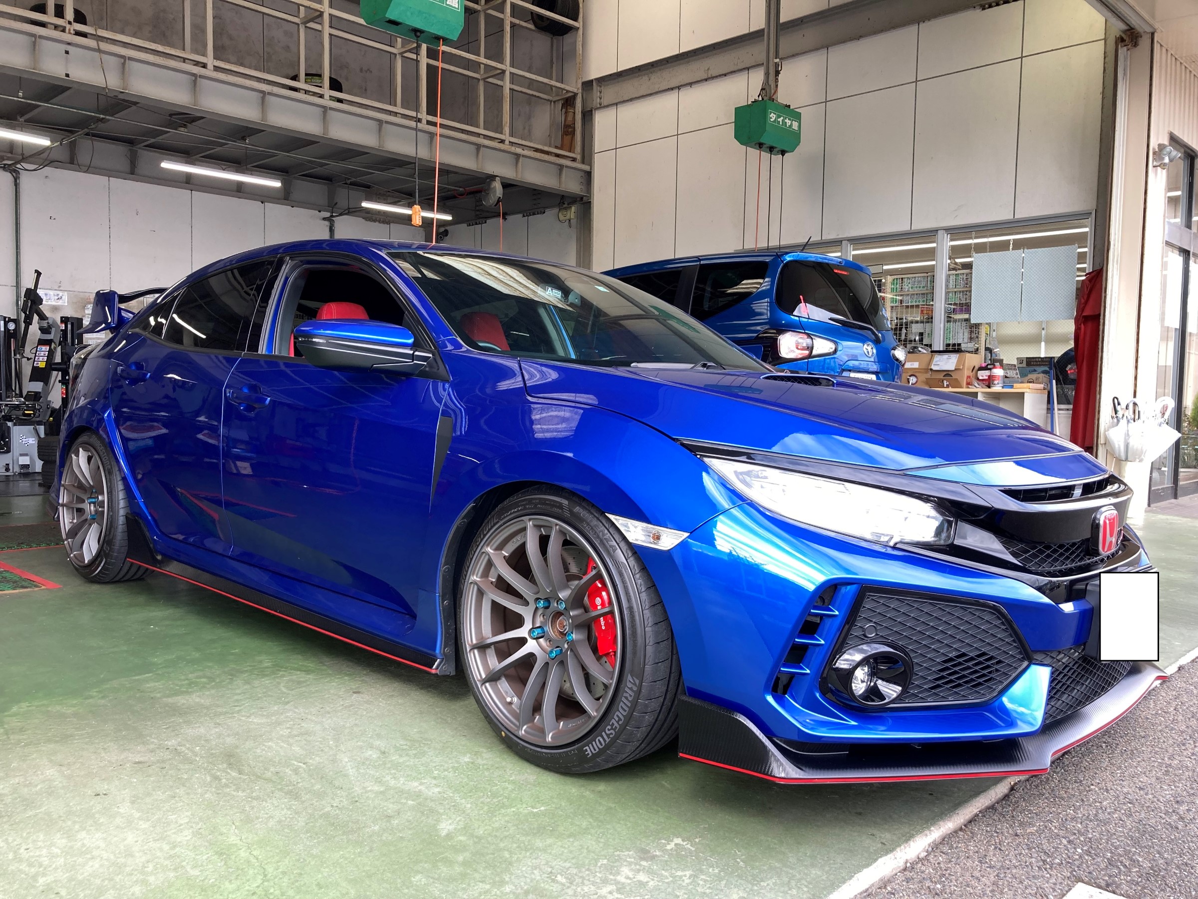 ホンダ シビックタイプr Fk8 タイヤ交換 ホンダ シビック タイヤ タイヤ ホイール関連 タイヤ ホイール交換 サービス事例 タイヤ館 宗像 タイヤからはじまる トータルカーメンテナンス タイヤ館グループ