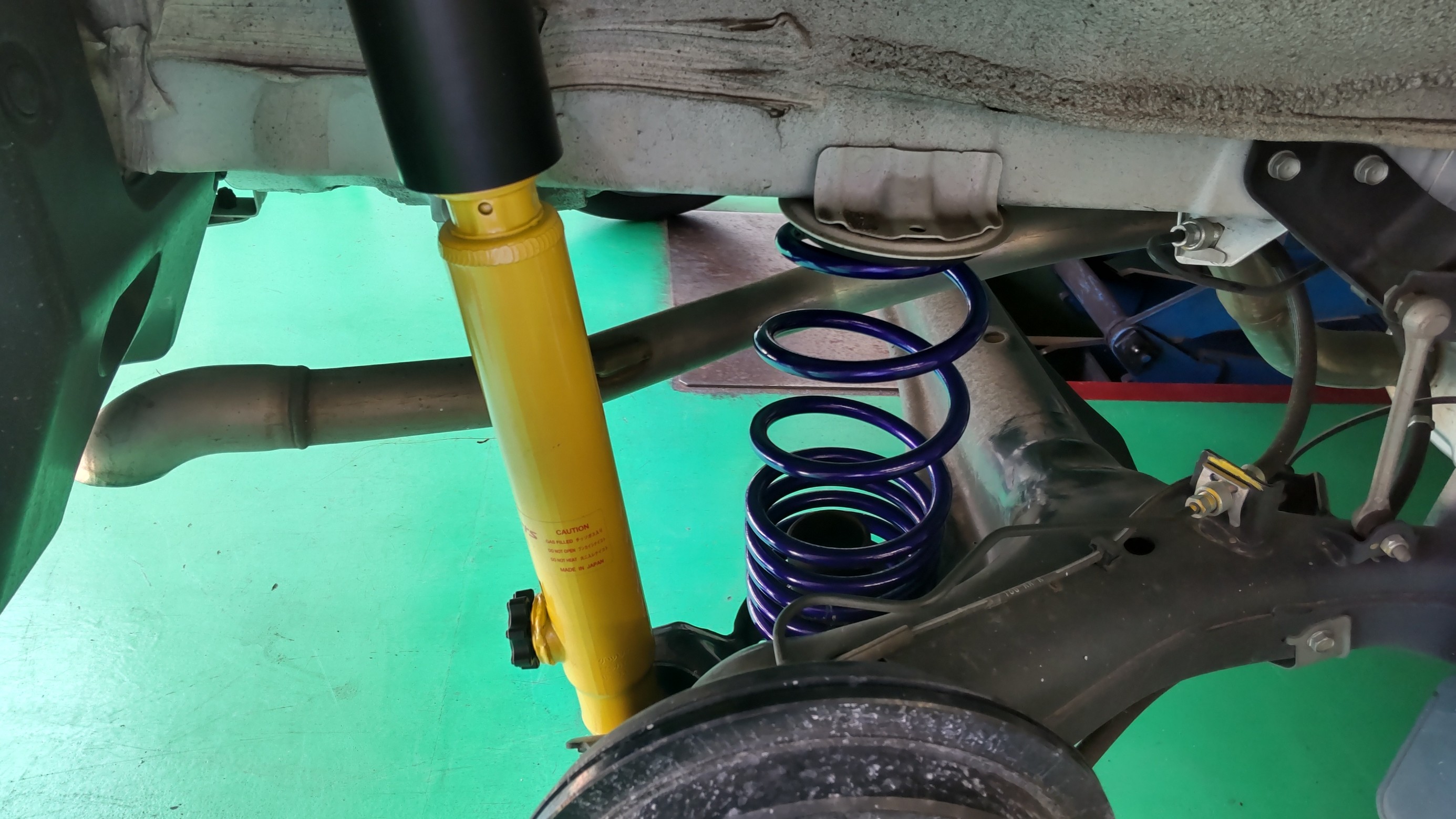 ホンダ N-WGN カヤバ ローファースポーツプラスキット取り付け | ホンダ N-WGNカスタム その他 パーツ取付 > サスペンション取付 |  サービス事例 | タイヤ館 瀬谷 | 神奈川県のタイヤ、カー用品ショップ タイヤからはじまる、トータルカーメンテナンス タイヤ館グループ